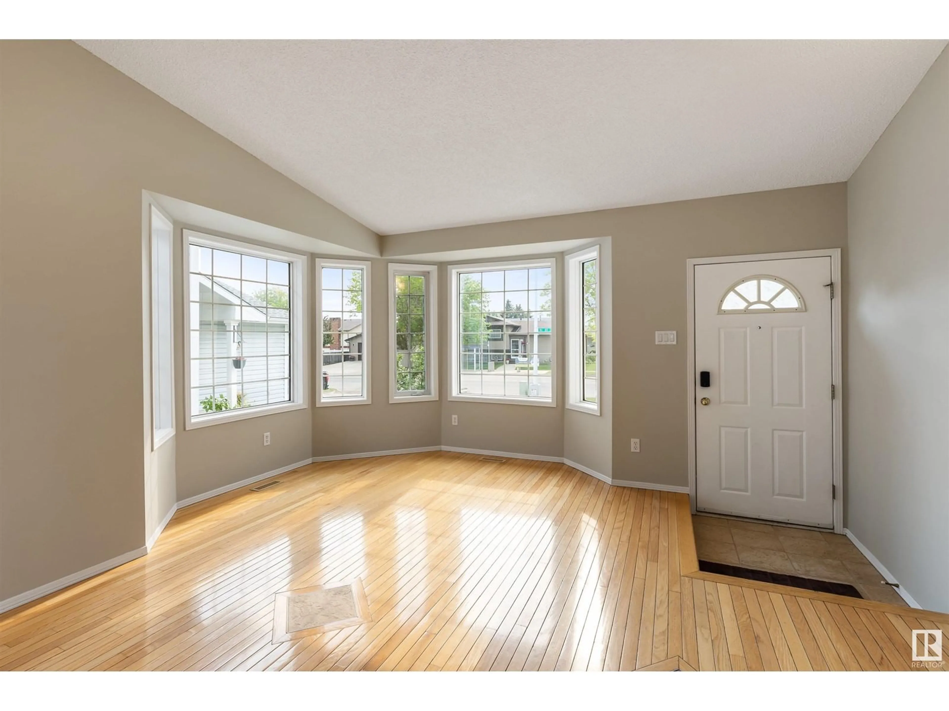 Indoor entryway for 17623 91 ST, Edmonton Alberta T5Z2L4