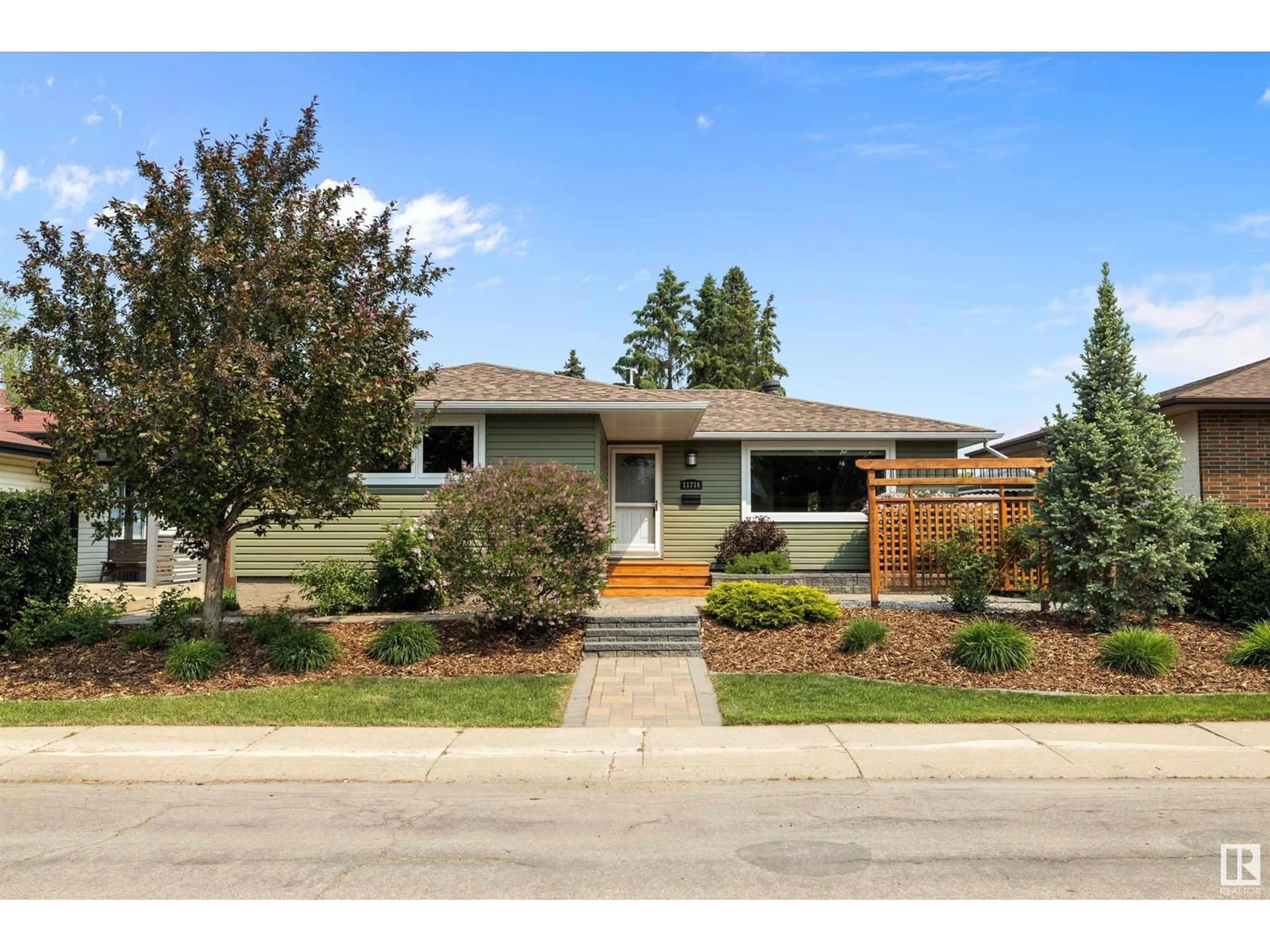 Home with vinyl exterior material, street for 11716 39 AV, Edmonton Alberta T6J0M9