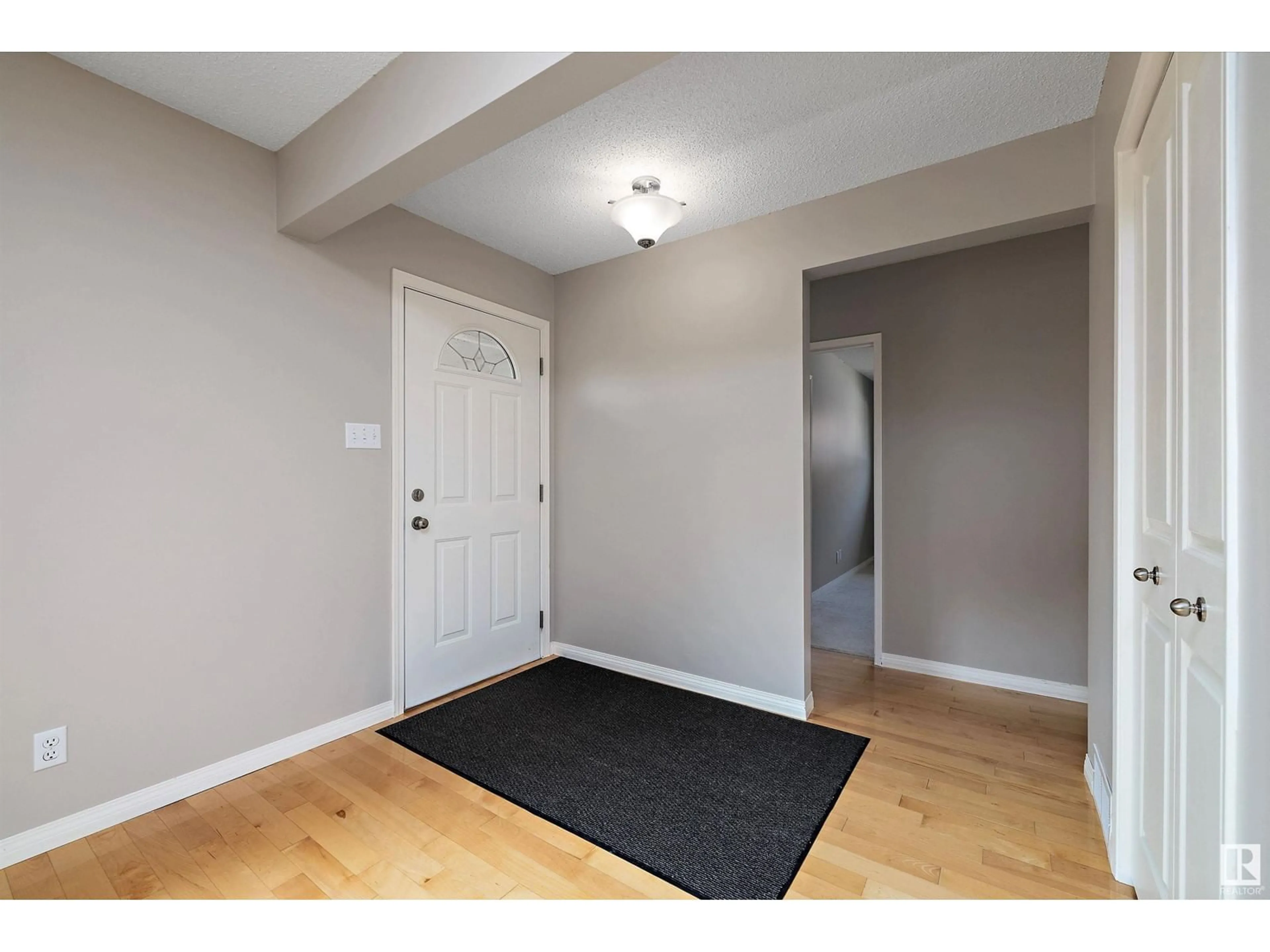 Indoor entryway for 11716 39 AV, Edmonton Alberta T6J0M9