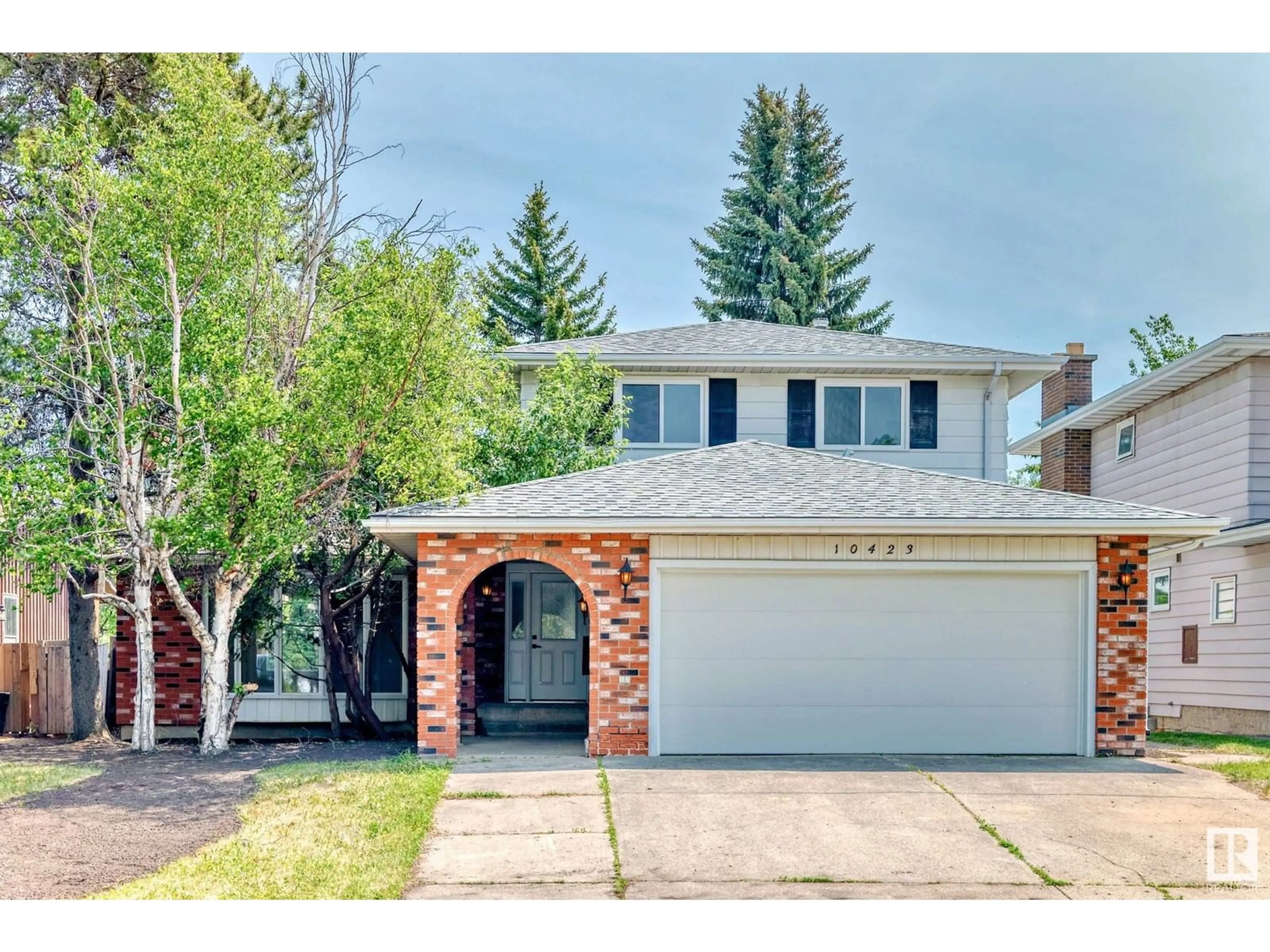 Home with vinyl exterior material, street for 10423 35 AV, Edmonton Alberta T6J2M8