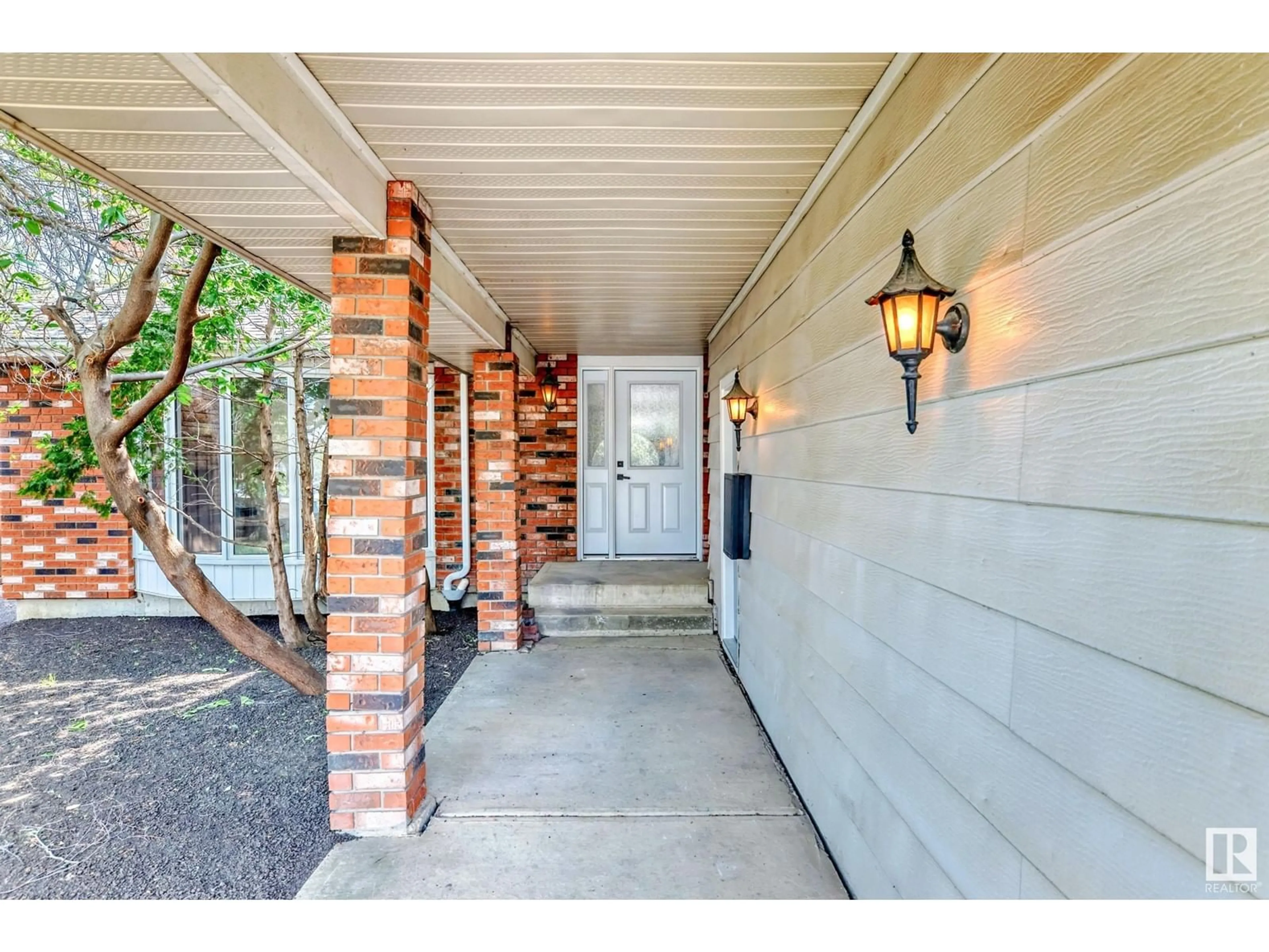 Indoor entryway for 10423 35 AV, Edmonton Alberta T6J2M8