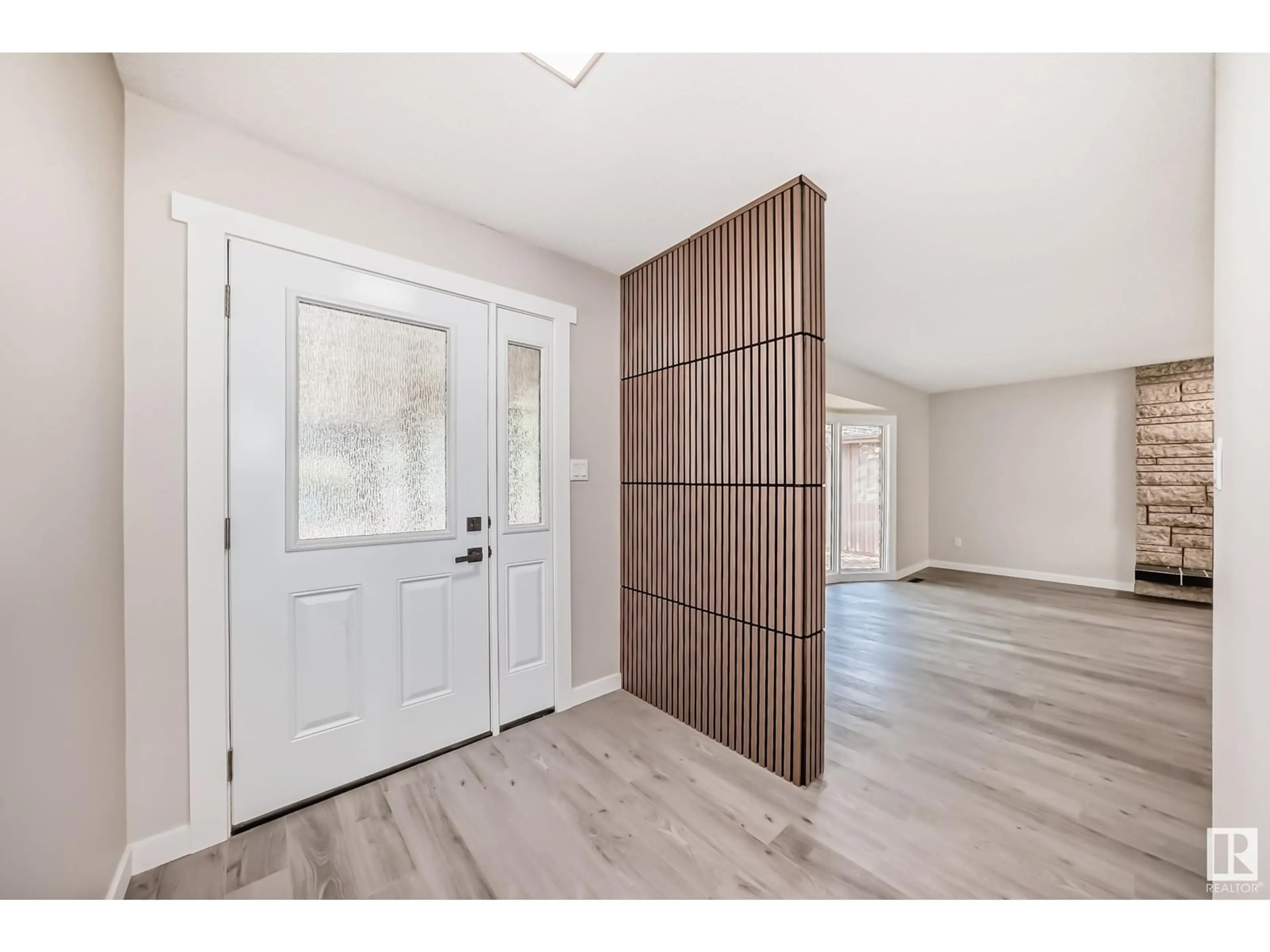 Indoor entryway for 10423 35 AV, Edmonton Alberta T6J2M8