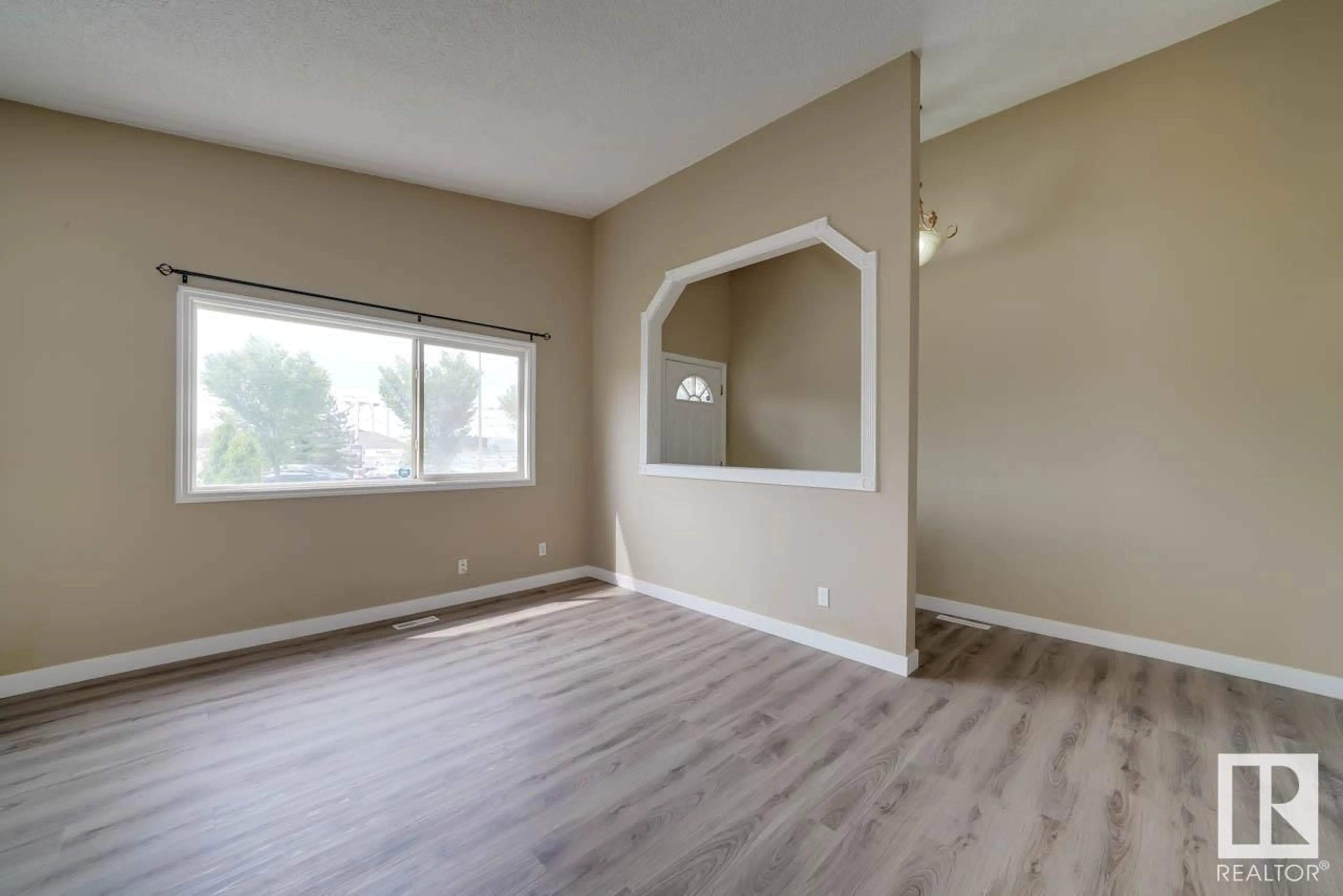 A pic of a room for 9516 - 9518 127 AV, Edmonton Alberta T5E0B6