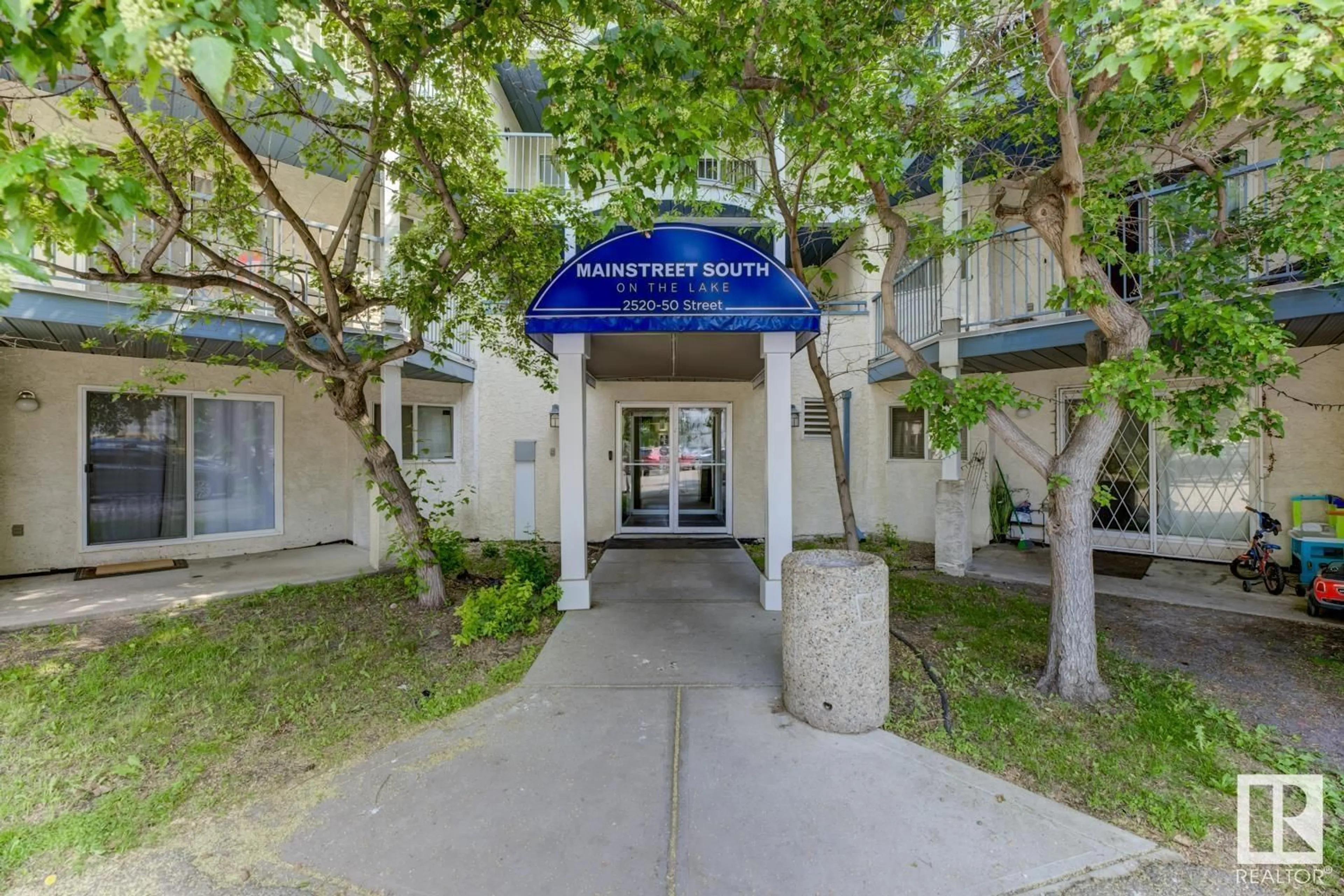 Indoor foyer for 2520 - 439 50 ST NW, Edmonton Alberta T6L7A8