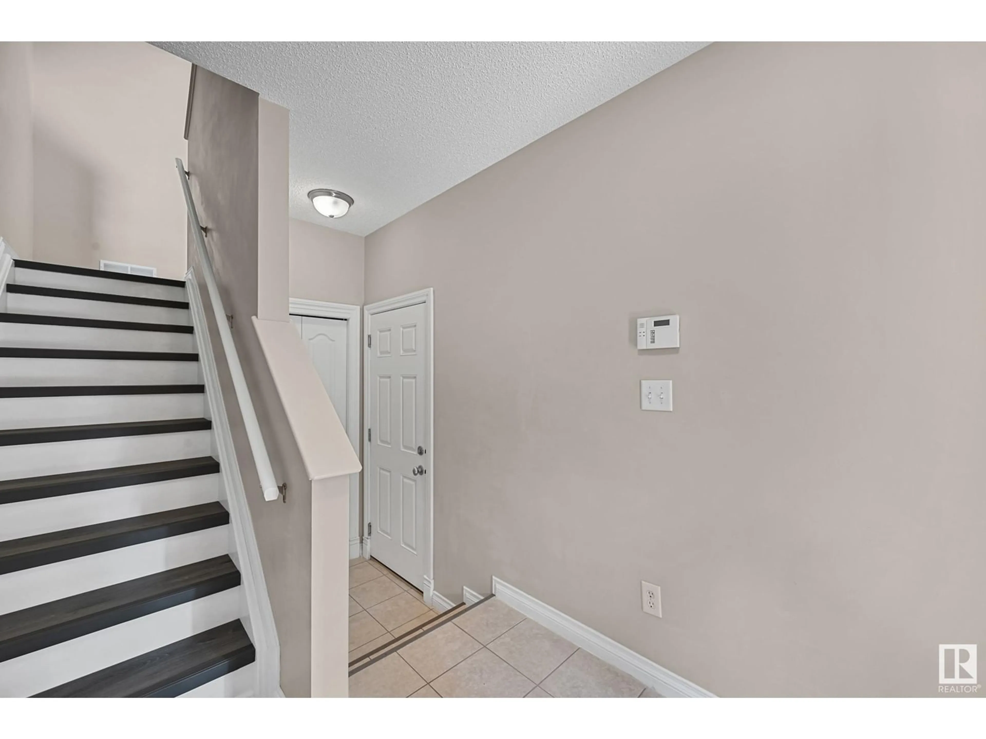 Indoor entryway for 39 12050 17 AV SW, Edmonton Alberta T6W1X4