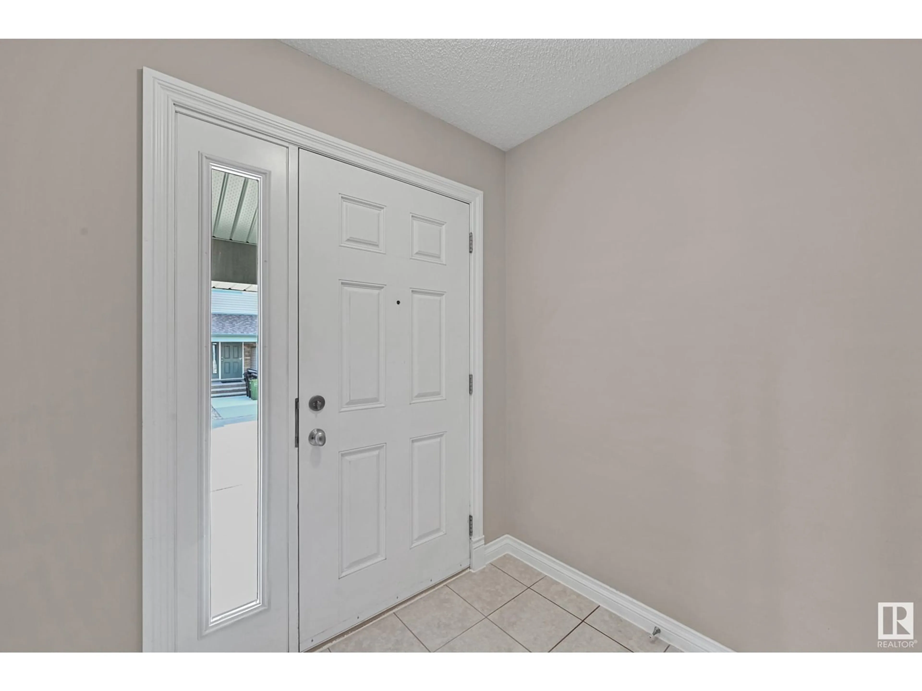 Indoor entryway for 39 12050 17 AV SW, Edmonton Alberta T6W1X4
