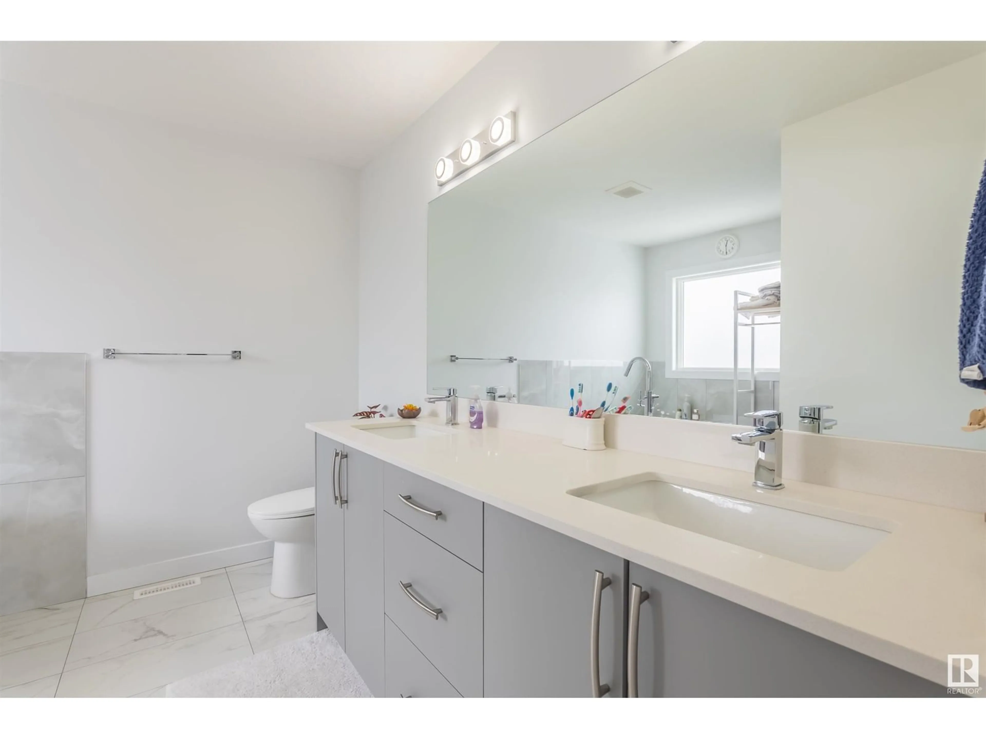 Standard bathroom, ceramic/tile floor for 348 33 AV, Edmonton Alberta T6T2S8