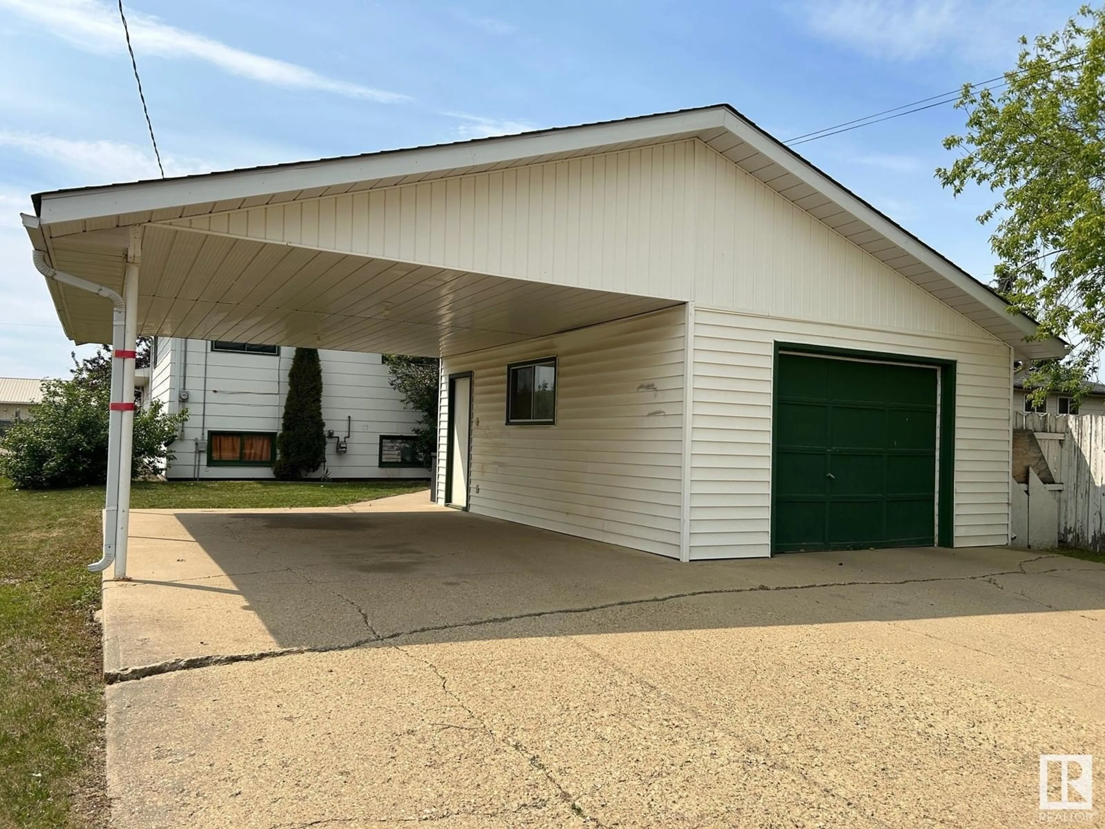 Indoor garage for 809 2 ST, Thorhild Alberta T0A3J0