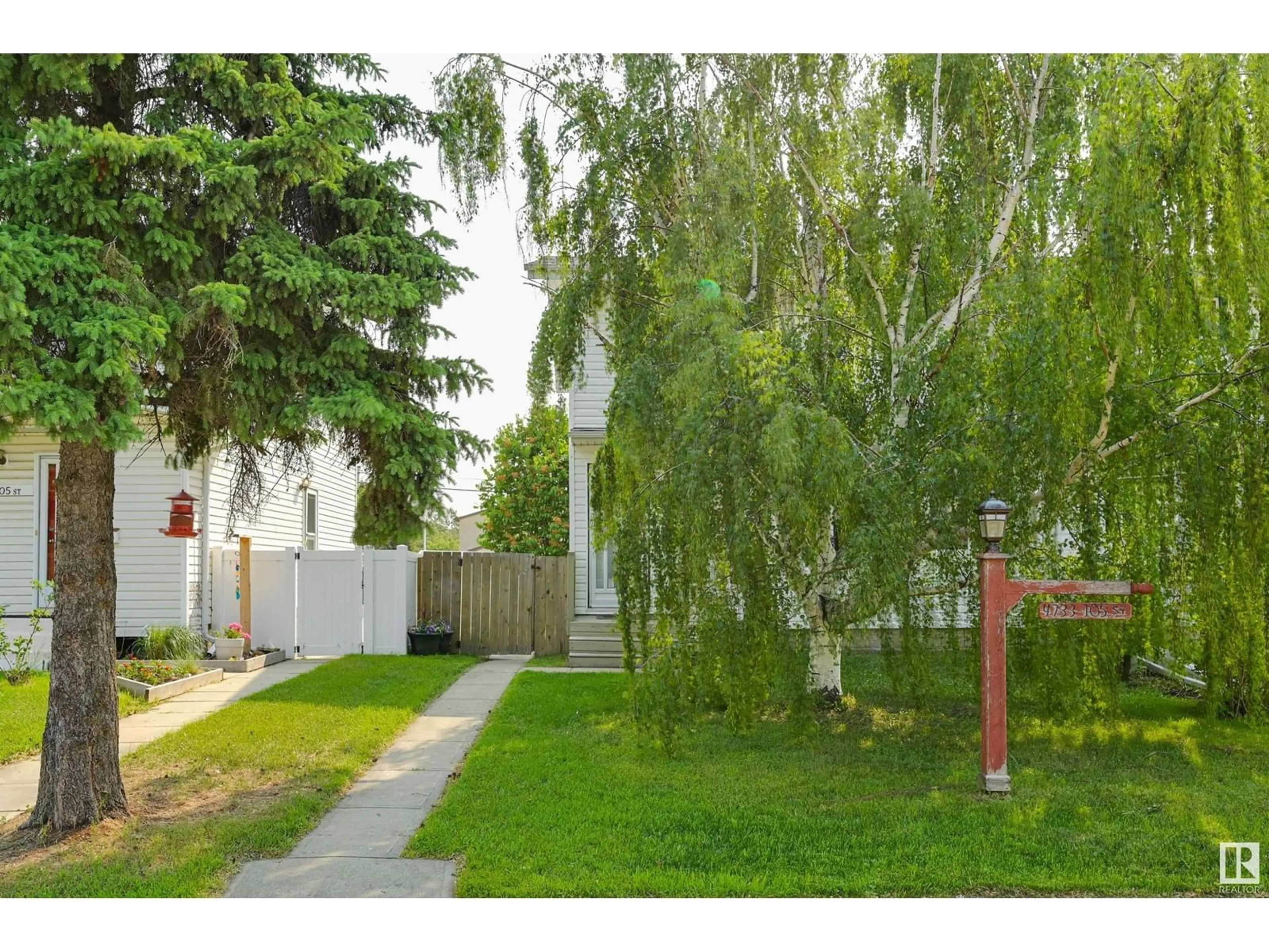 A pic from outside/outdoor area/front of a property/back of a property/a pic from drone, street for 4733 105 ST, Edmonton Alberta T6H2M3