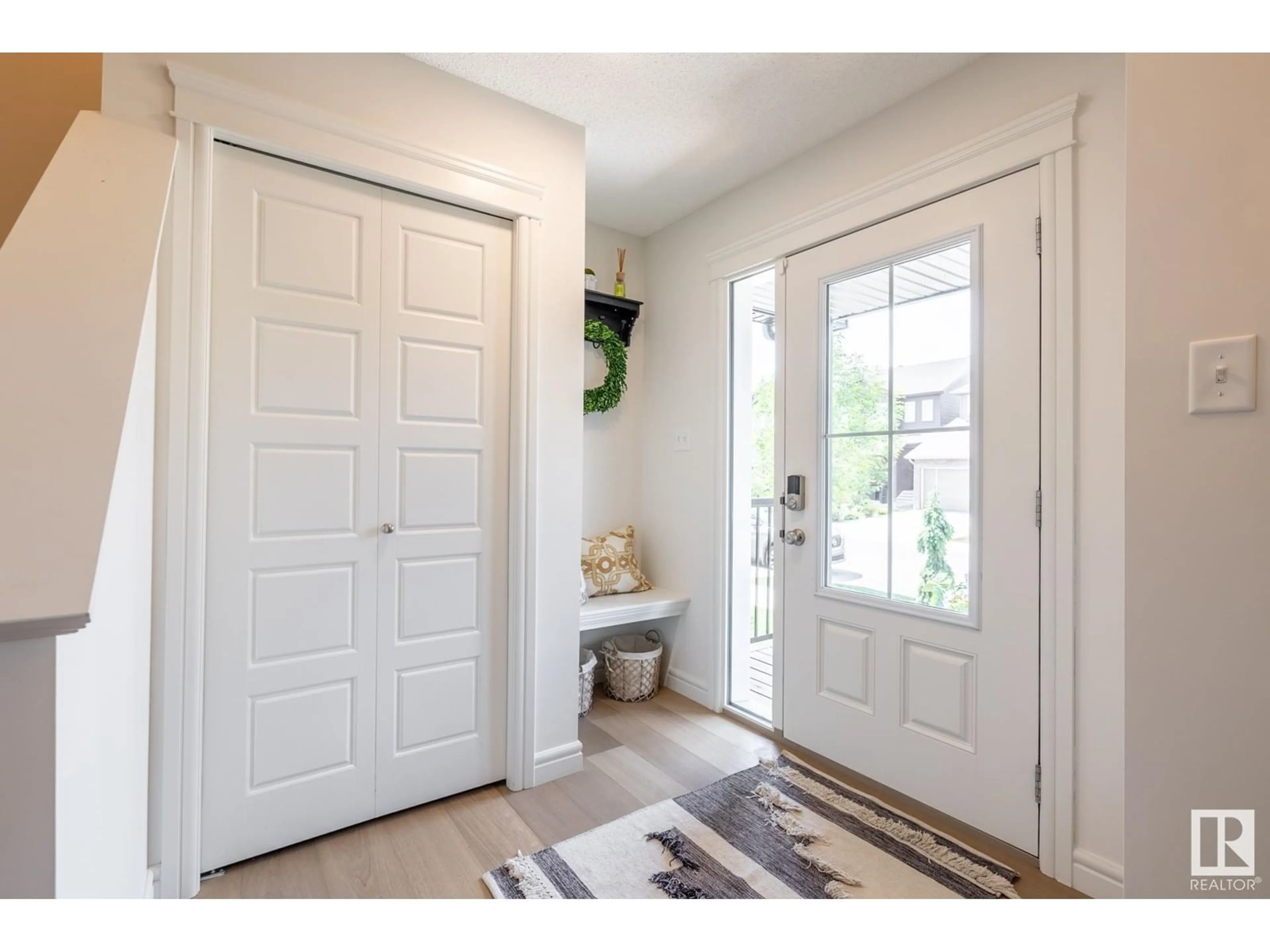 Indoor entryway for 2047 GRAYDON HILL CR, Edmonton Alberta T6W4C5