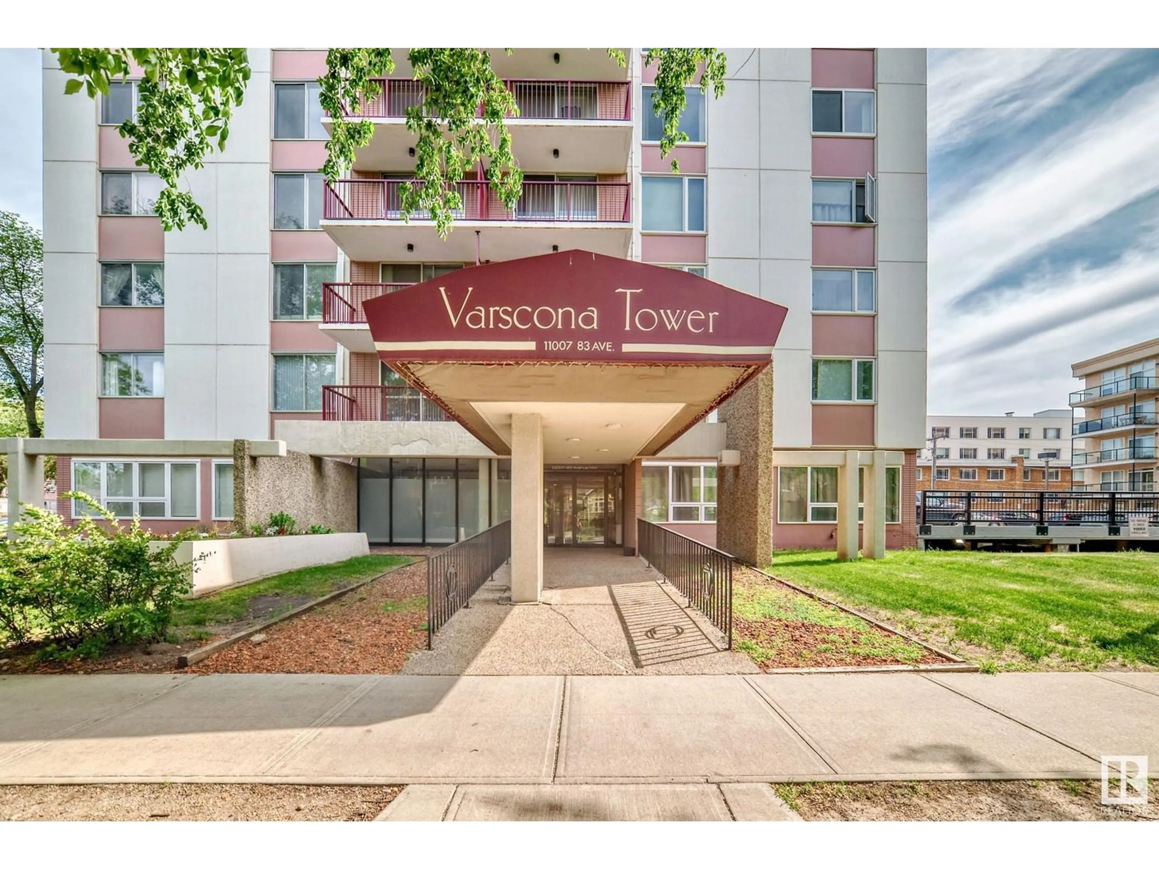 Indoor foyer for #503 - 11007 83 AV, Edmonton Alberta T6G0T9