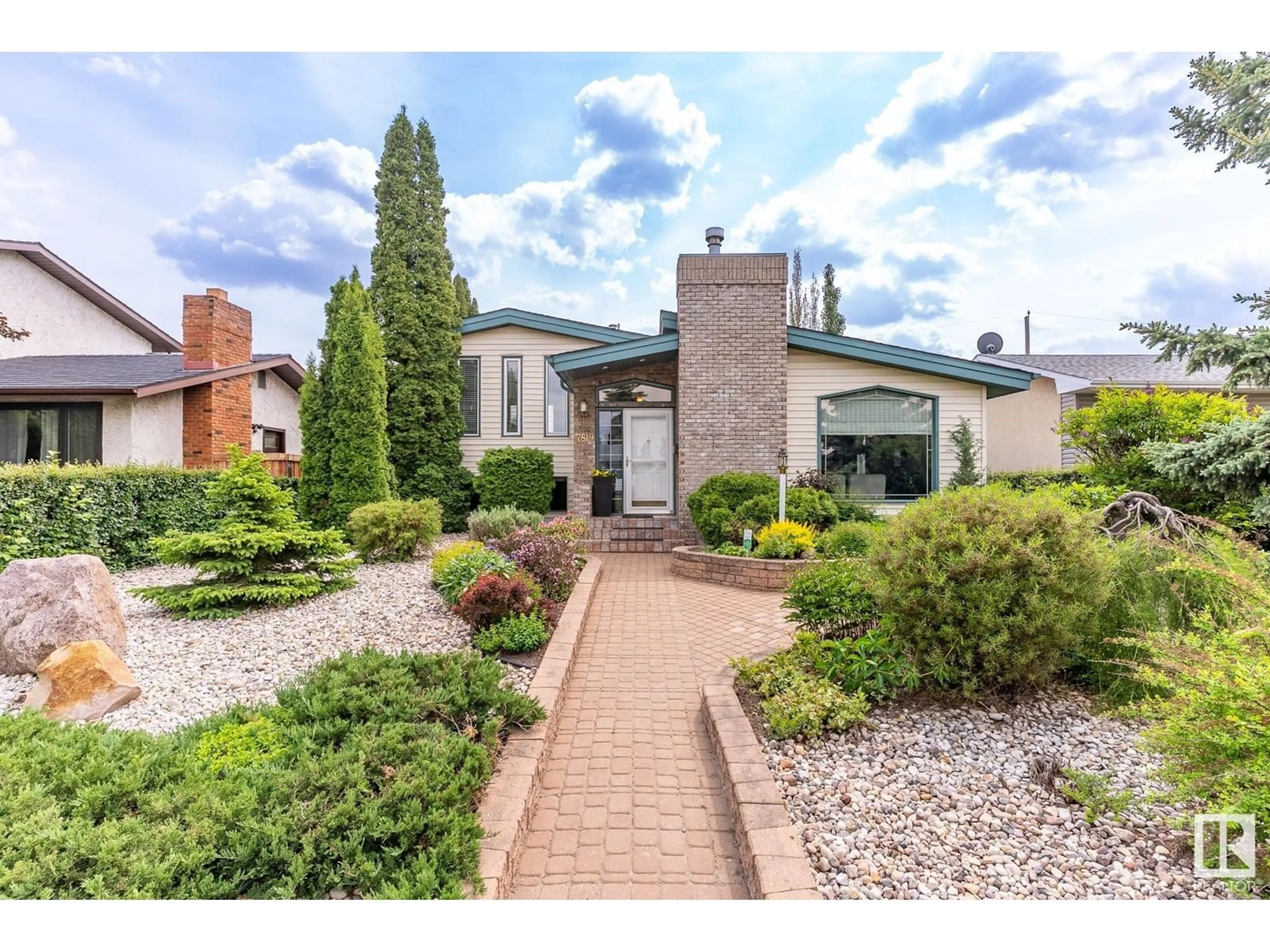 A pic from outside/outdoor area/front of a property/back of a property/a pic from drone, street for 7819 136 AV, Edmonton Alberta T5C2K8