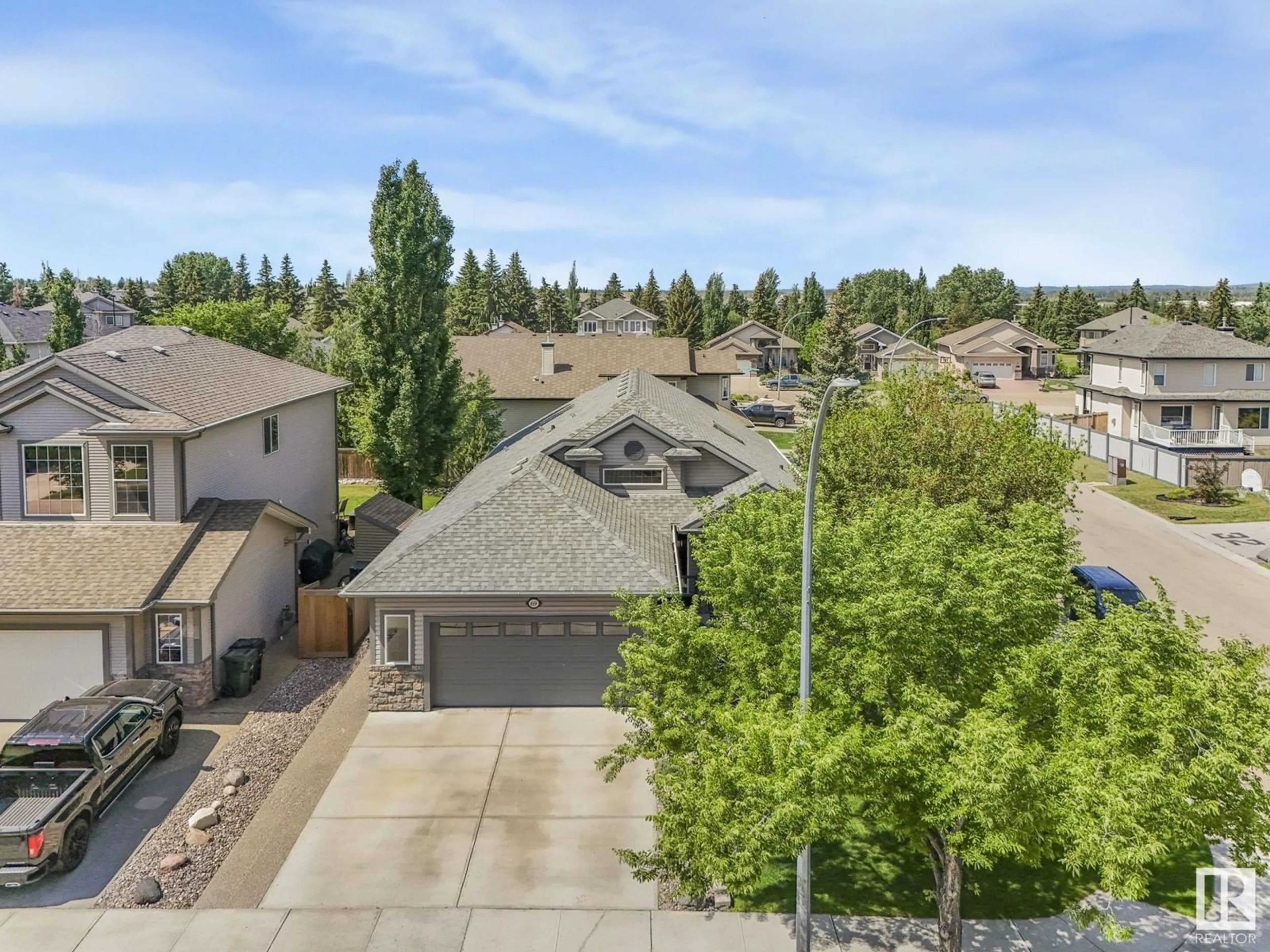 A pic from outside/outdoor area/front of a property/back of a property/a pic from drone, street for 69 LINKSIDE BV, Spruce Grove Alberta T7X4A6
