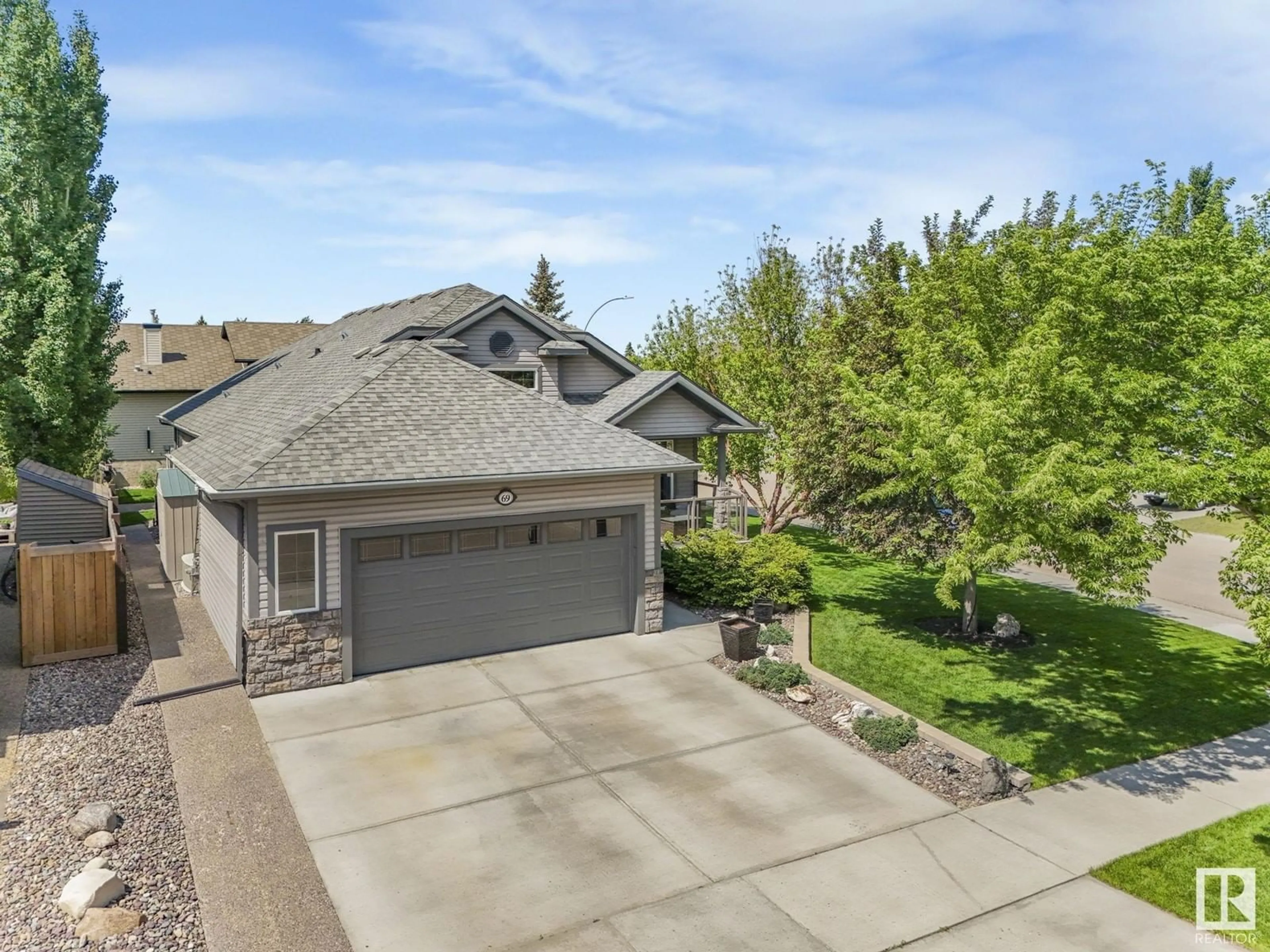 A pic from outside/outdoor area/front of a property/back of a property/a pic from drone, street for 69 LINKSIDE BV, Spruce Grove Alberta T7X4A6