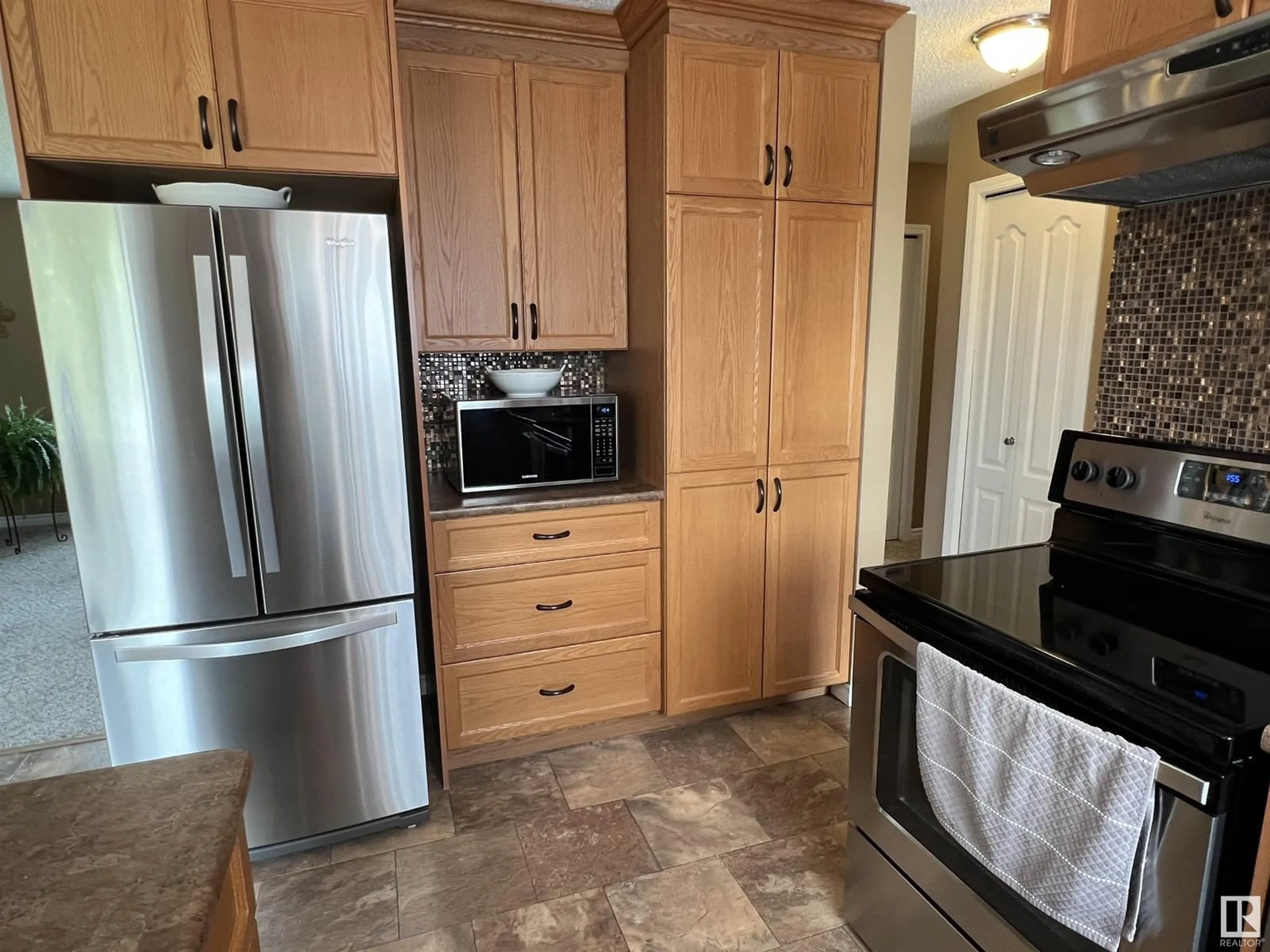 Standard kitchen, ceramic/tile floor for #1 - 26323 642 HI, Rural Sturgeon County Alberta T8R2A7