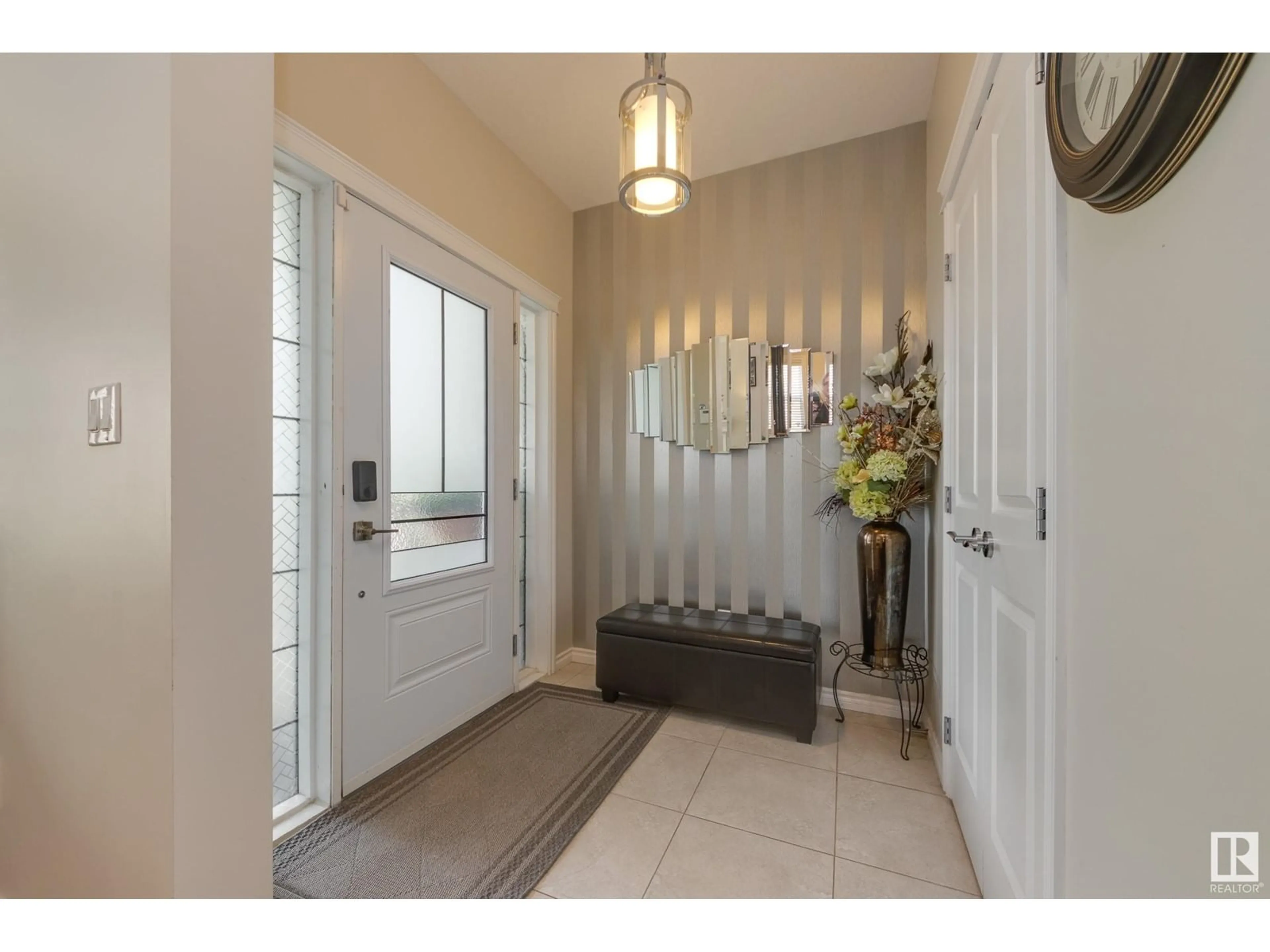Indoor entryway for 9716 220 ST, Edmonton Alberta T5T4J9