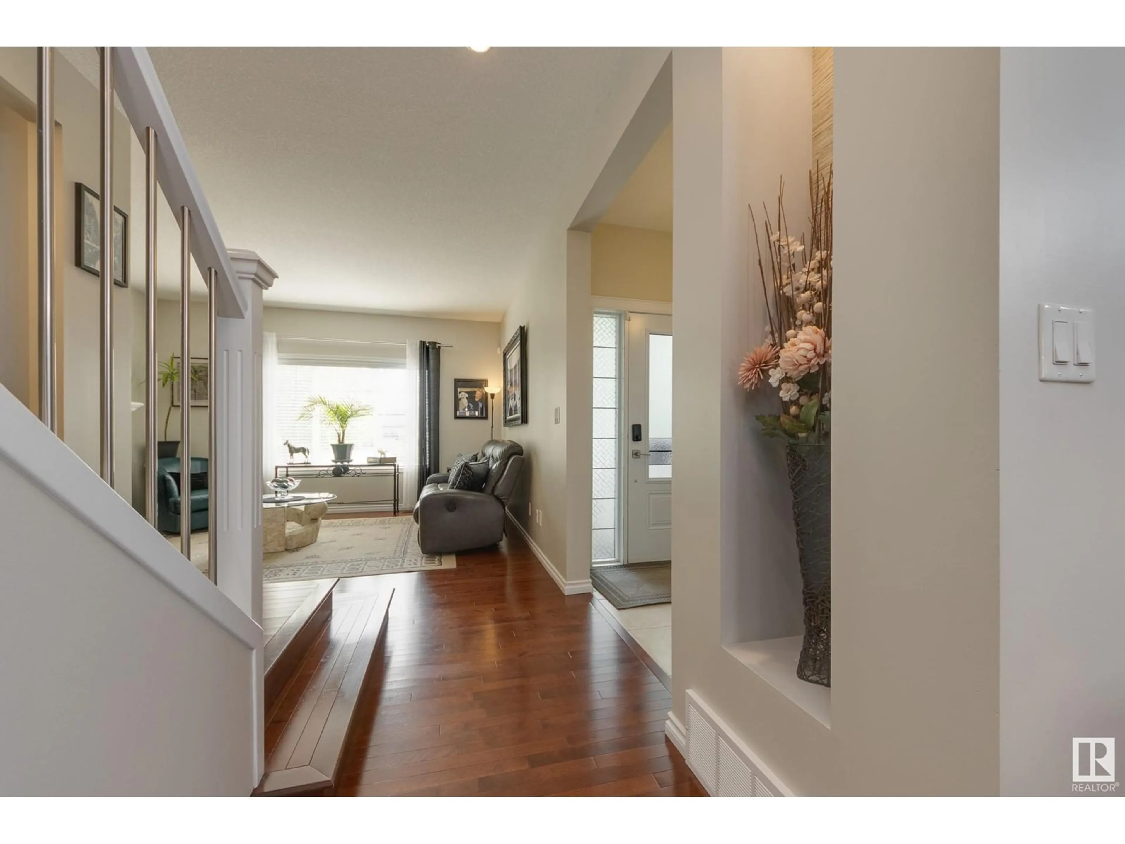 Indoor entryway for 9716 220 ST, Edmonton Alberta T5T4J9