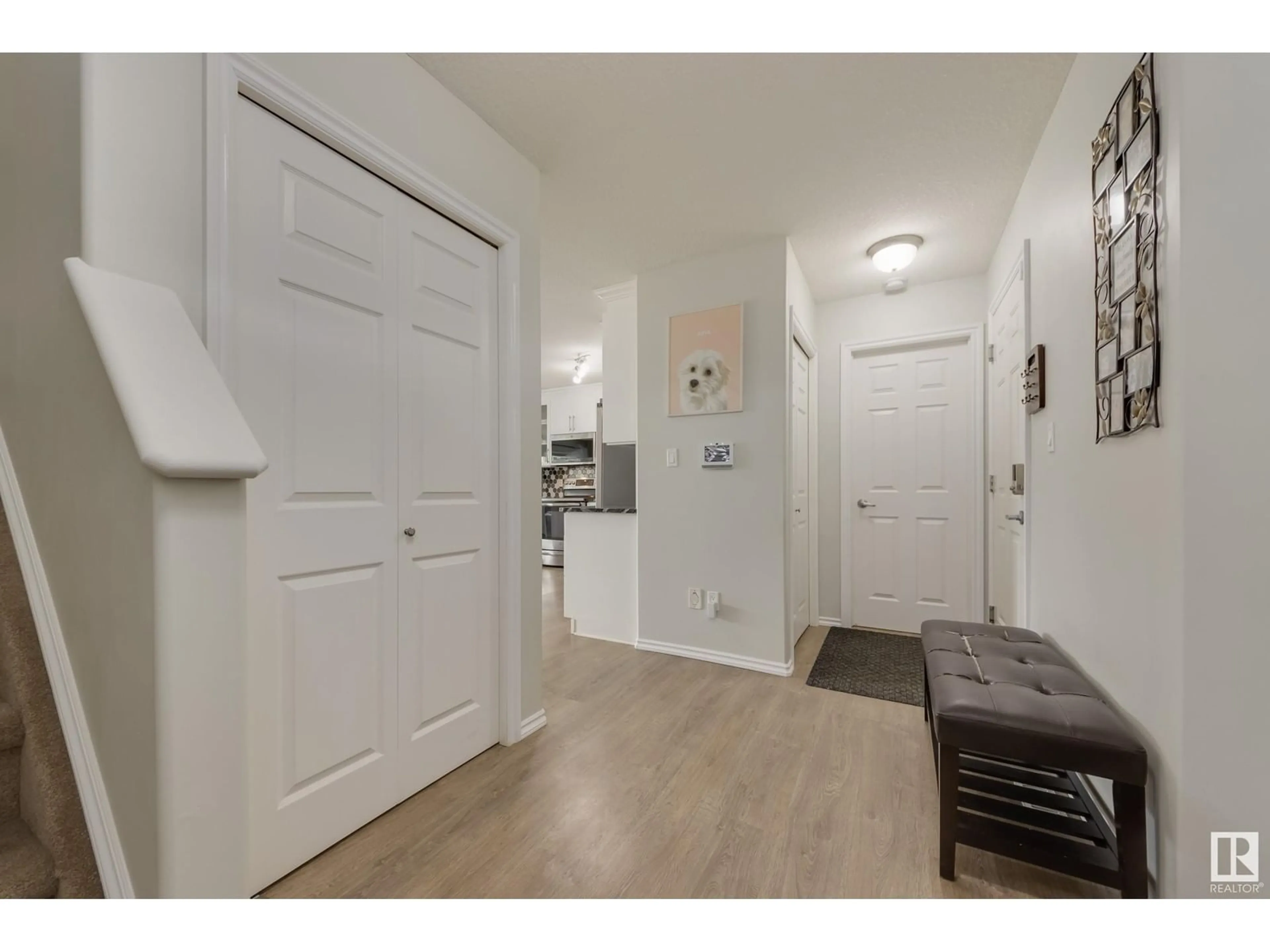 Indoor entryway for 146 CASTLE DR, Edmonton Alberta T5X6J2