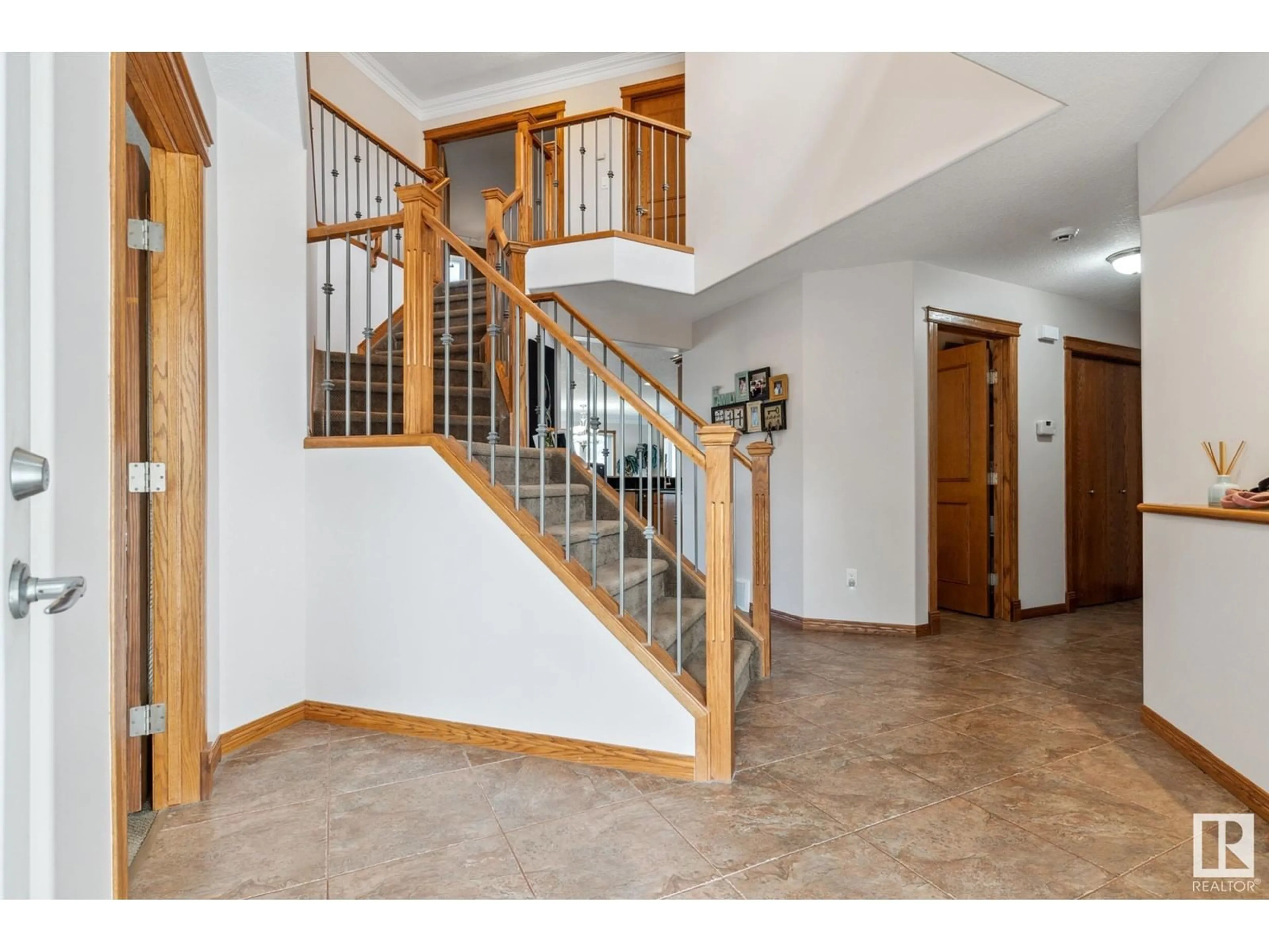 Indoor foyer for 35 LOISELLE WY, St. Albert Alberta T8N3C4
