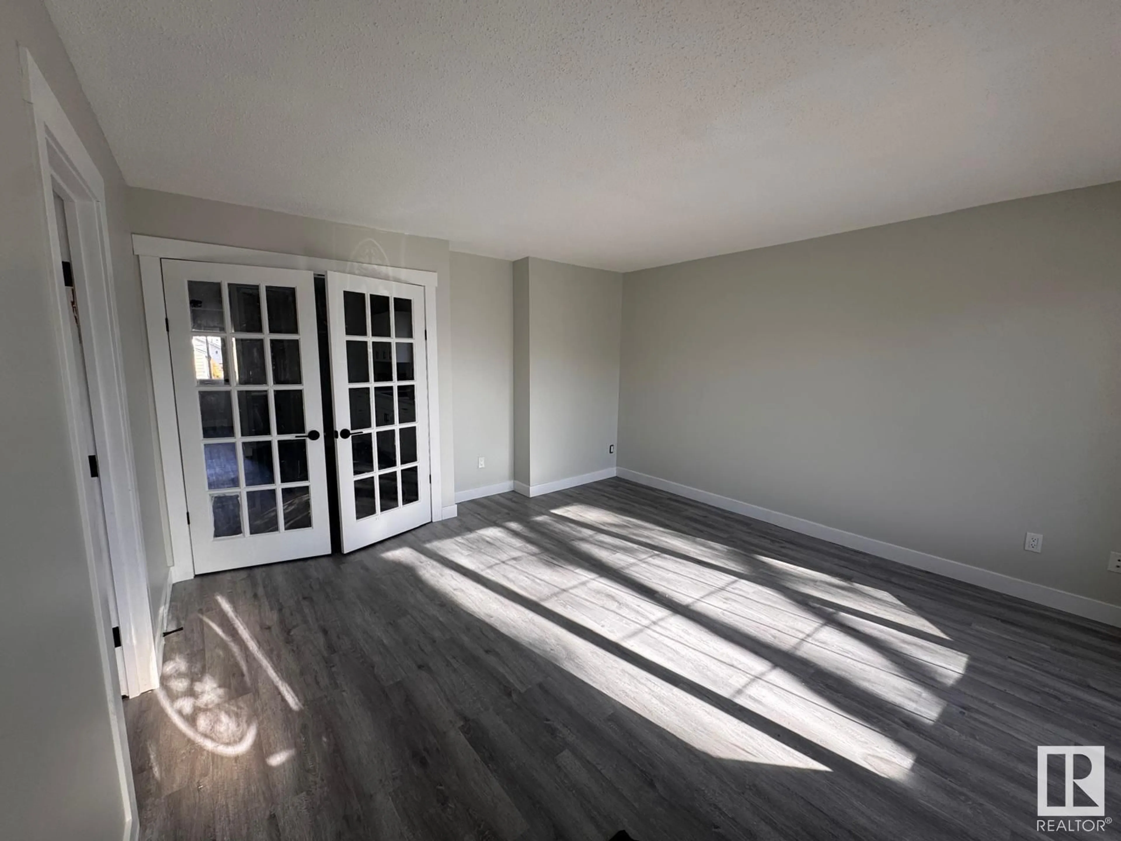 A pic of a room for 11525 96 ST, Edmonton Alberta T6C3Y4
