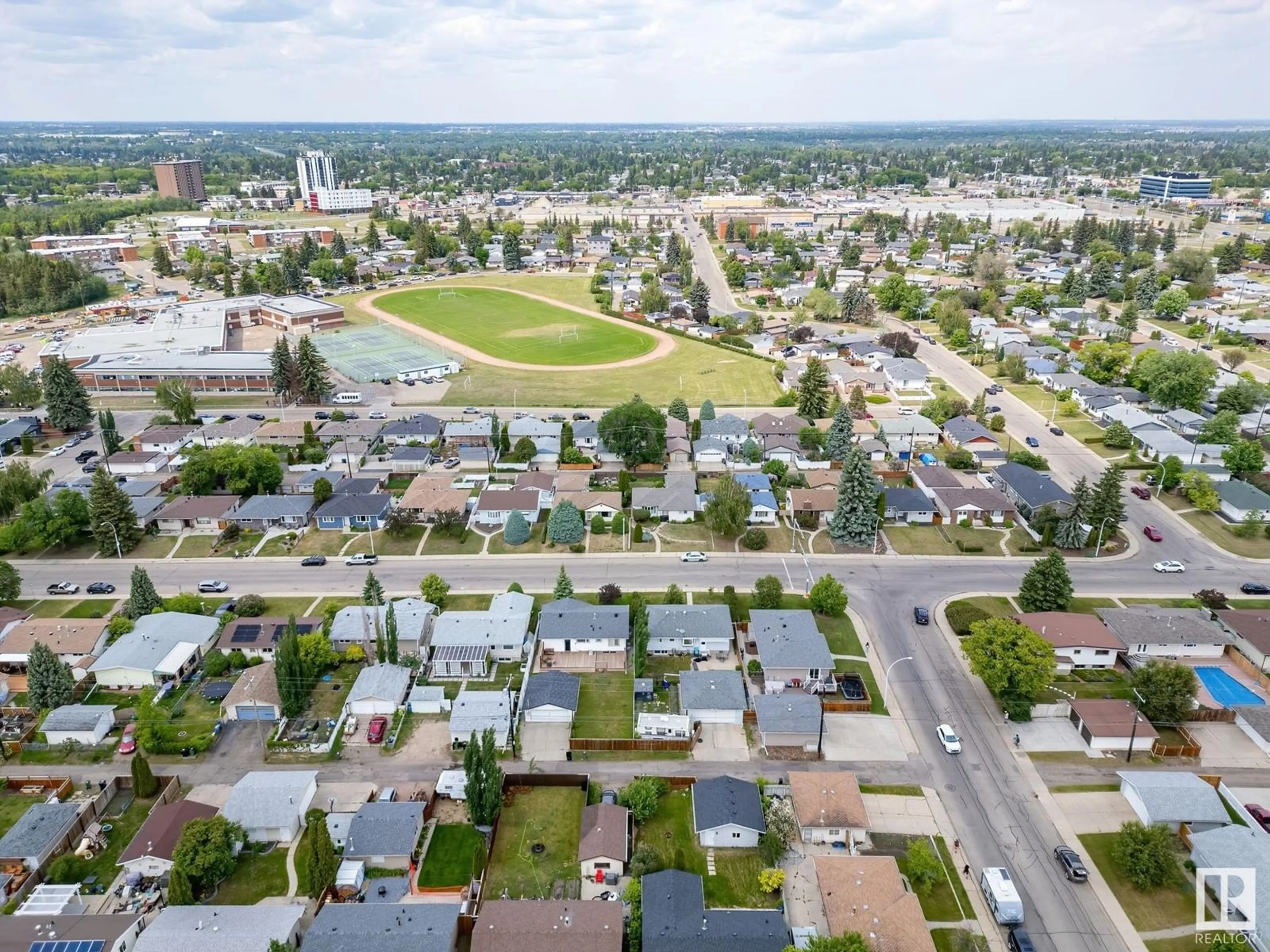 A pic from outside/outdoor area/front of a property/back of a property/a pic from drone, street for 9424 58 ST, Edmonton Alberta T6B1M2