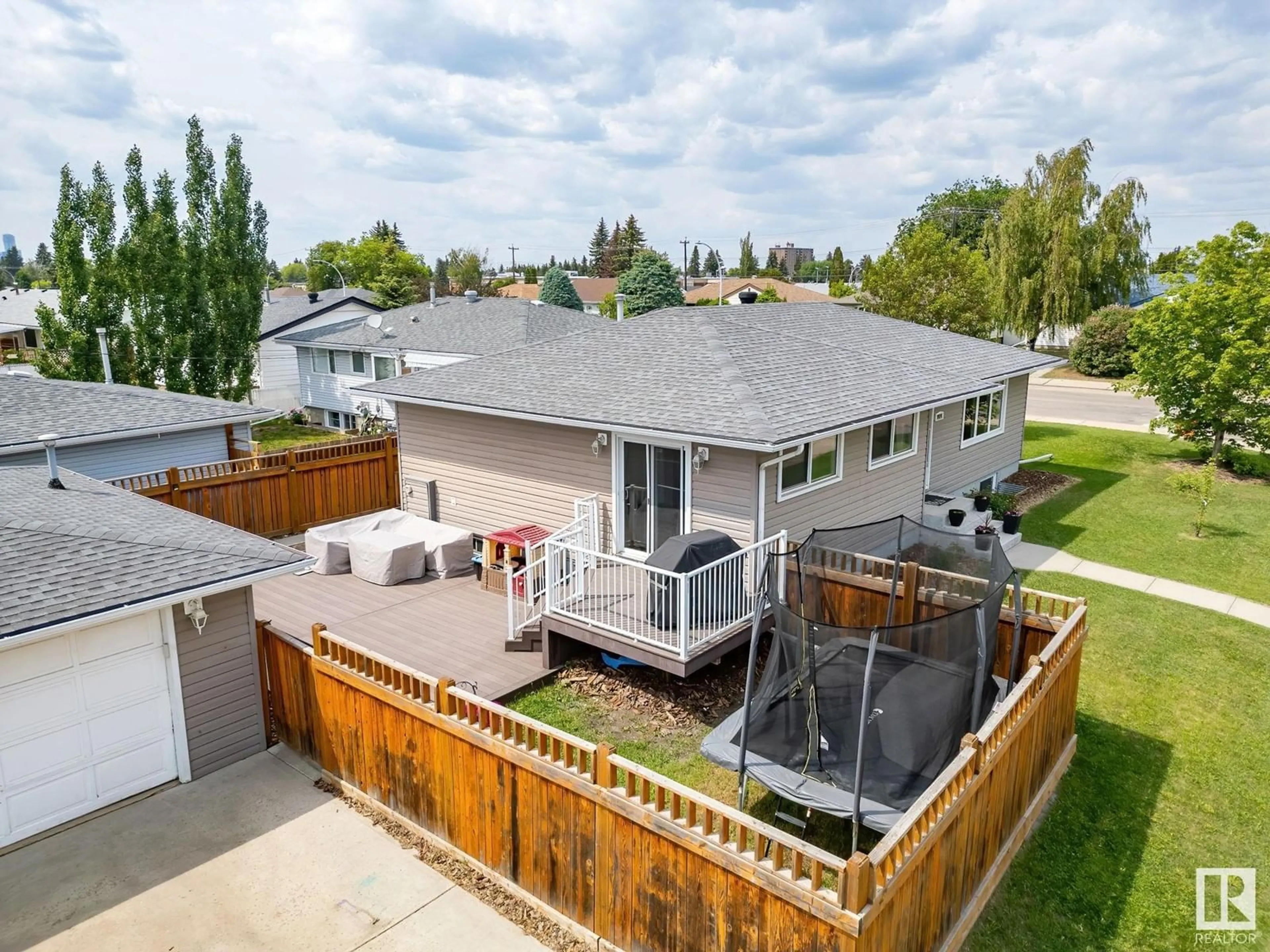 A pic from outside/outdoor area/front of a property/back of a property/a pic from drone, unknown for 9424 58 ST, Edmonton Alberta T6B1M2