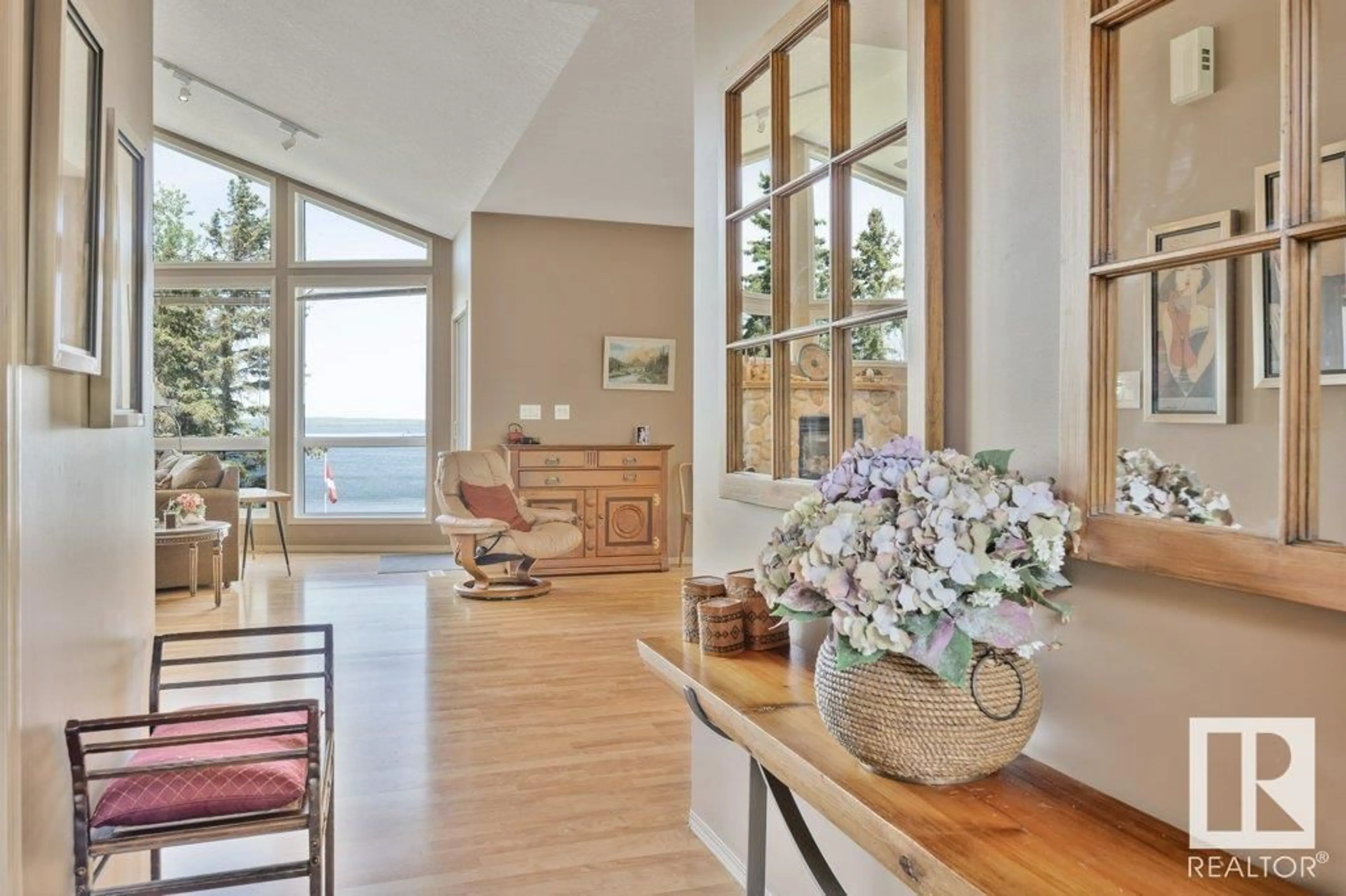 Indoor foyer for 152/154 CRYSTAL SPRINGS DR, Rural Wetaskiwin County Alberta T0C2V0