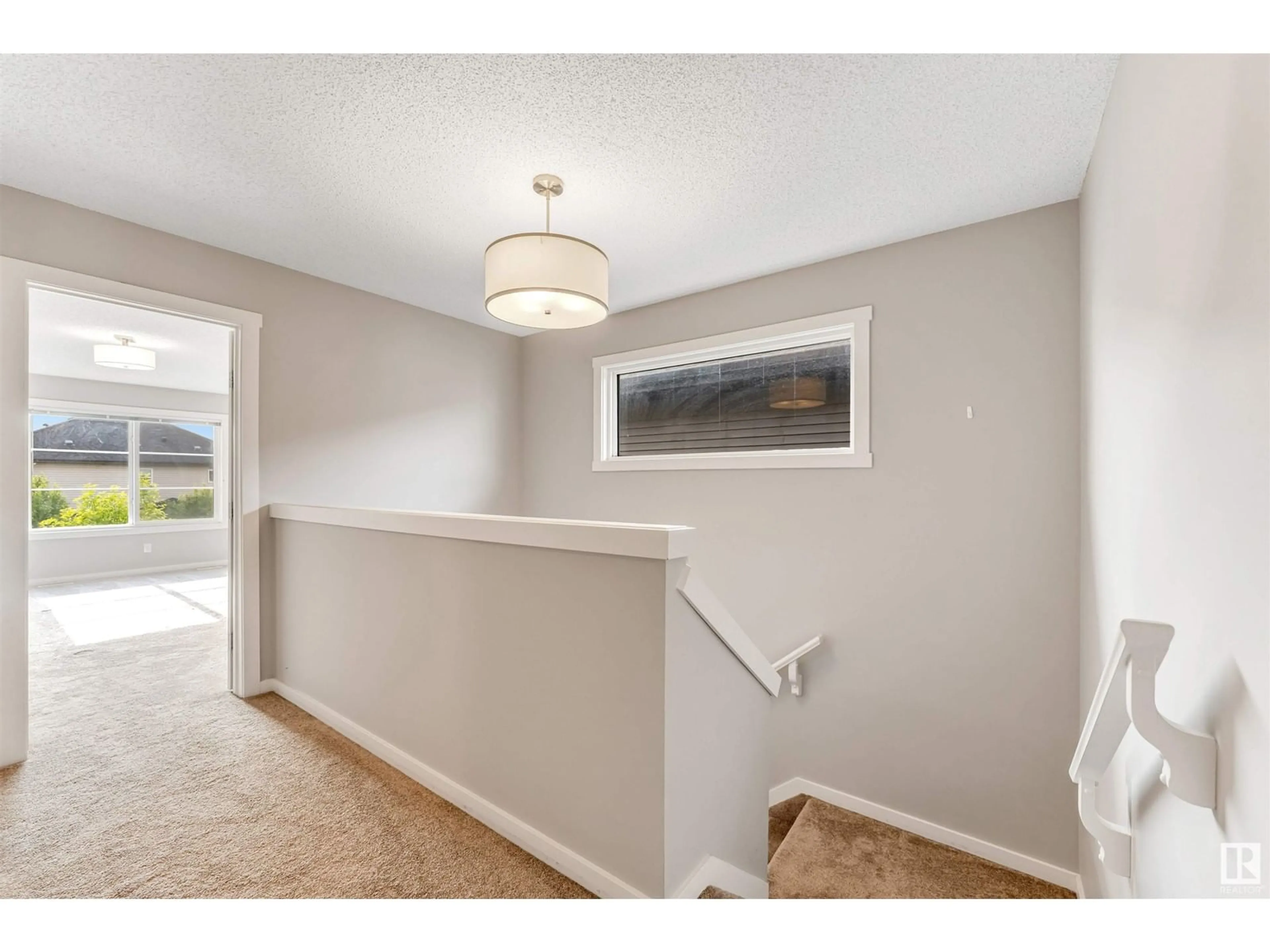 Indoor entryway for 707 40 ST, Edmonton Alberta T6X2G4