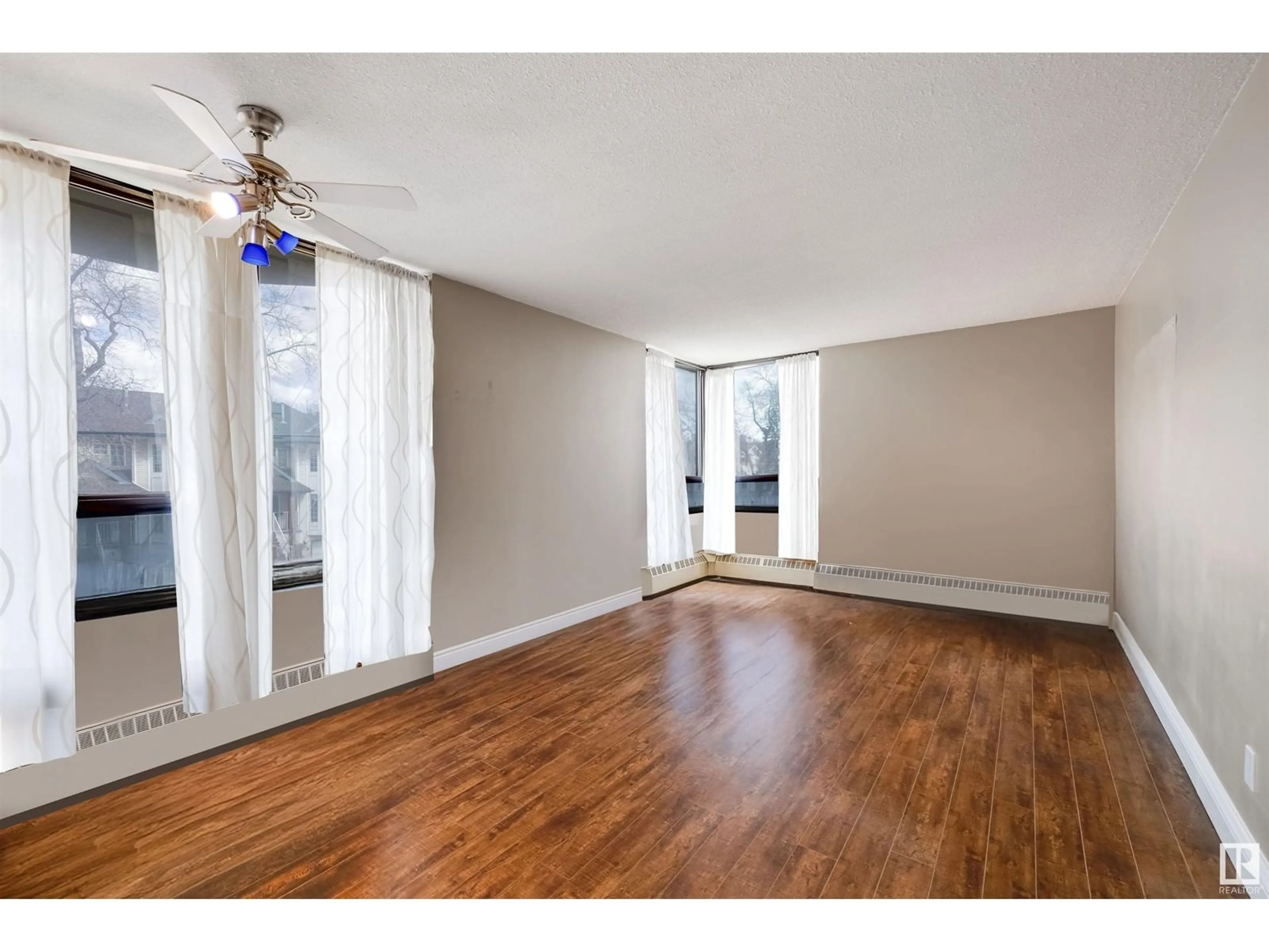 A pic of a room for 216 - 10160 114 ST, Edmonton Alberta T5K2L2