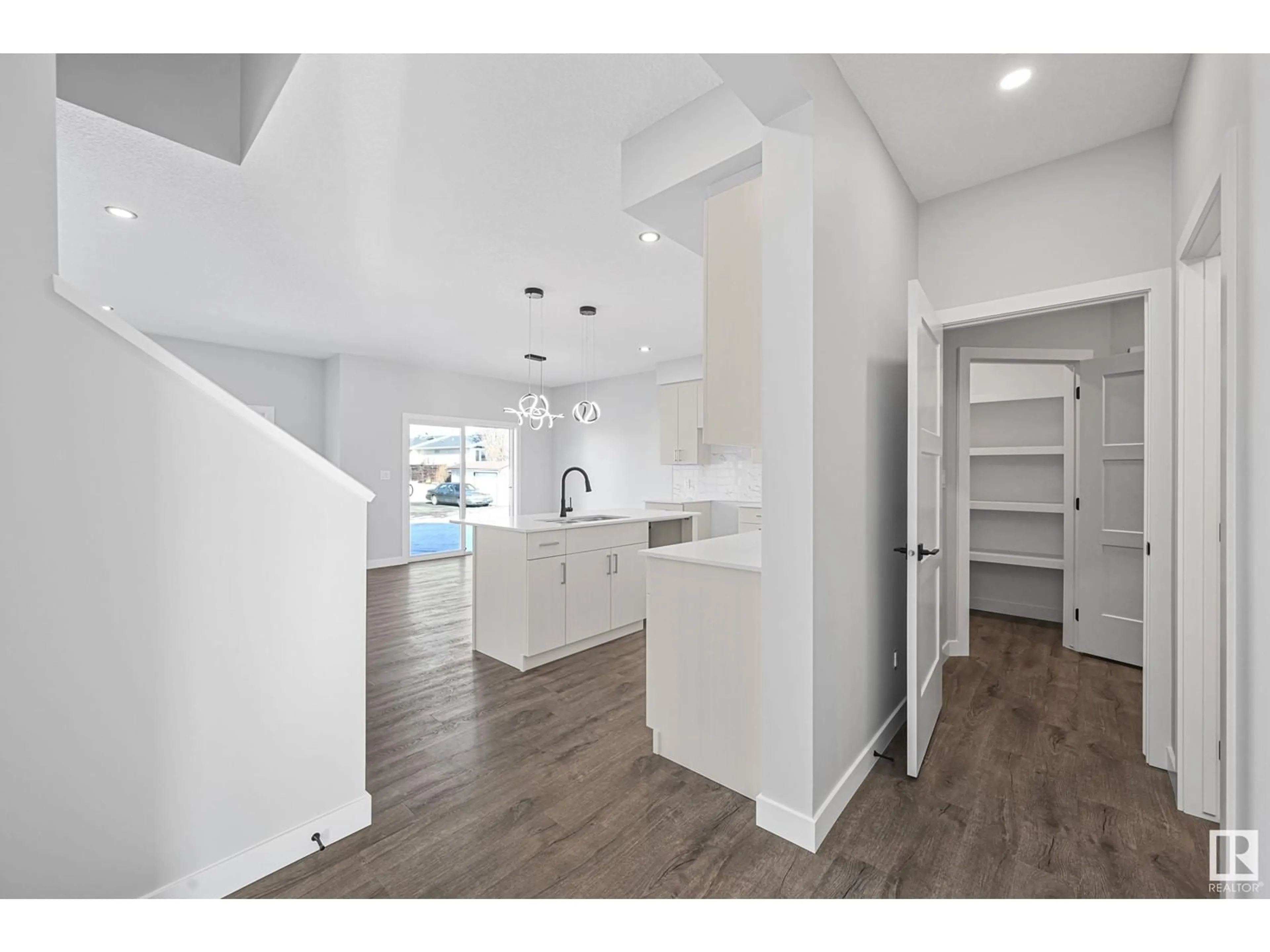 Open concept kitchen, unknown for 76 MAPLE CR, Gibbons Alberta T0A1N0
