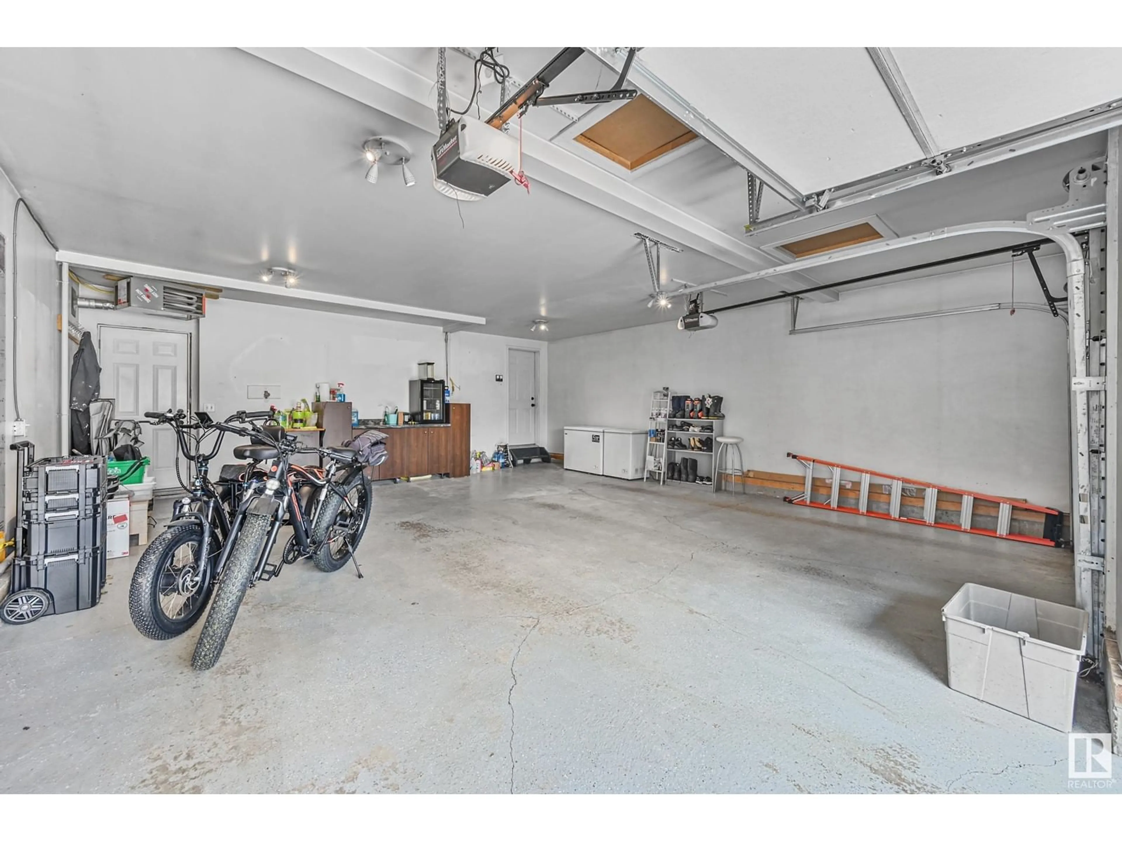 Indoor garage for 353 STILL CREEK CR, Sherwood Park Alberta T8H0S7