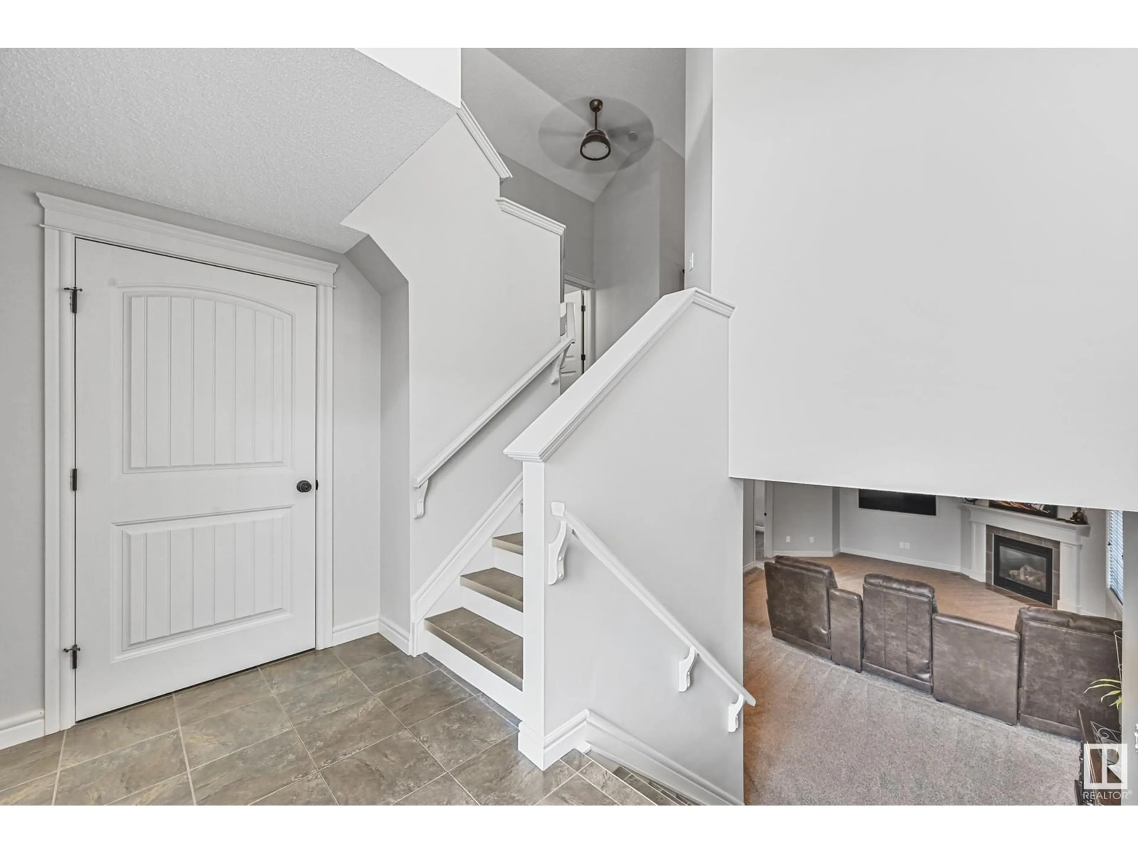 Indoor entryway for 353 STILL CREEK CR, Sherwood Park Alberta T8H0S7
