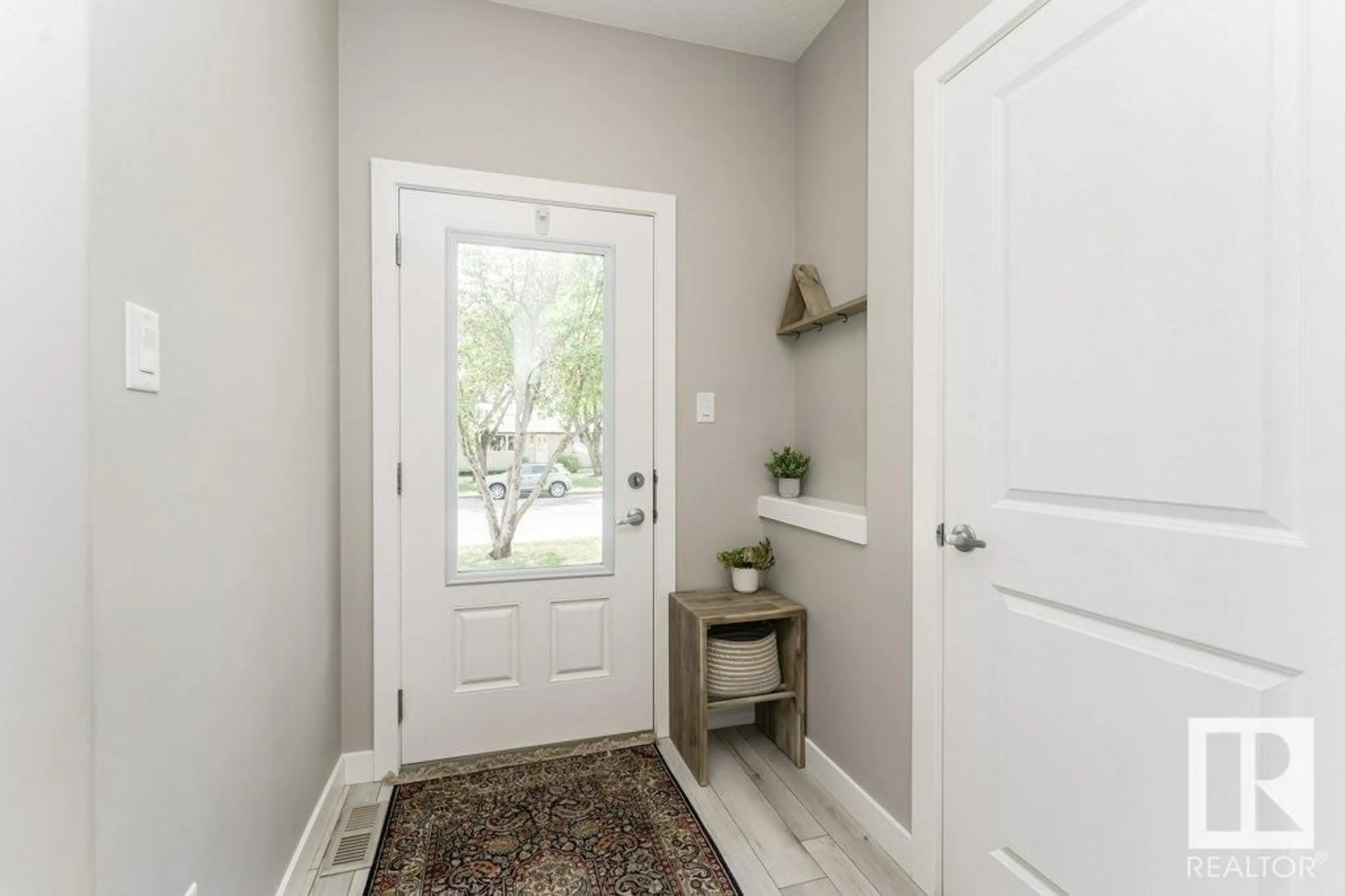Indoor entryway for NW - 9118 66 AV, Edmonton Alberta T6E0L5