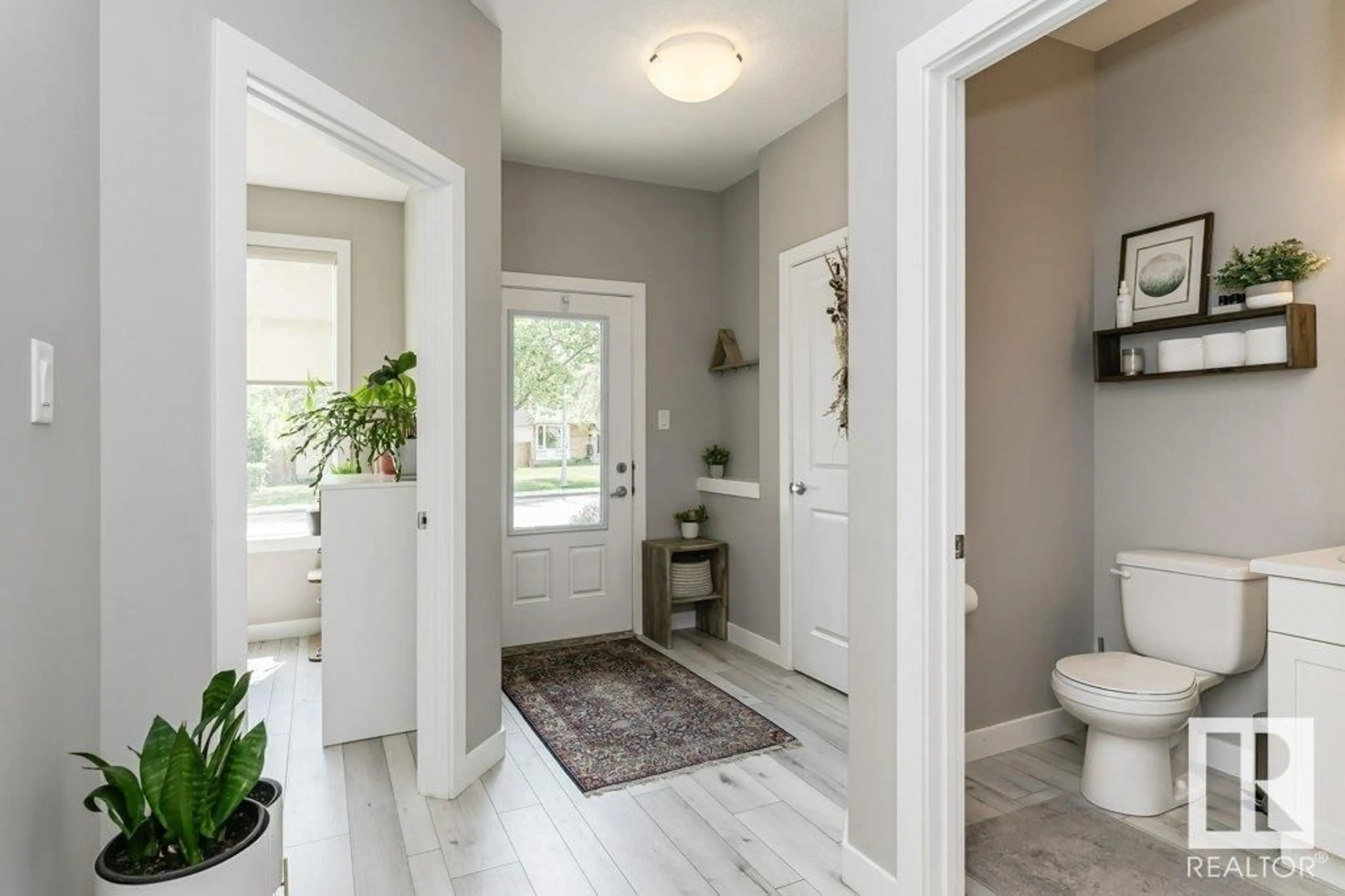 Indoor entryway for NW - 9118 66 AV, Edmonton Alberta T6E0L5