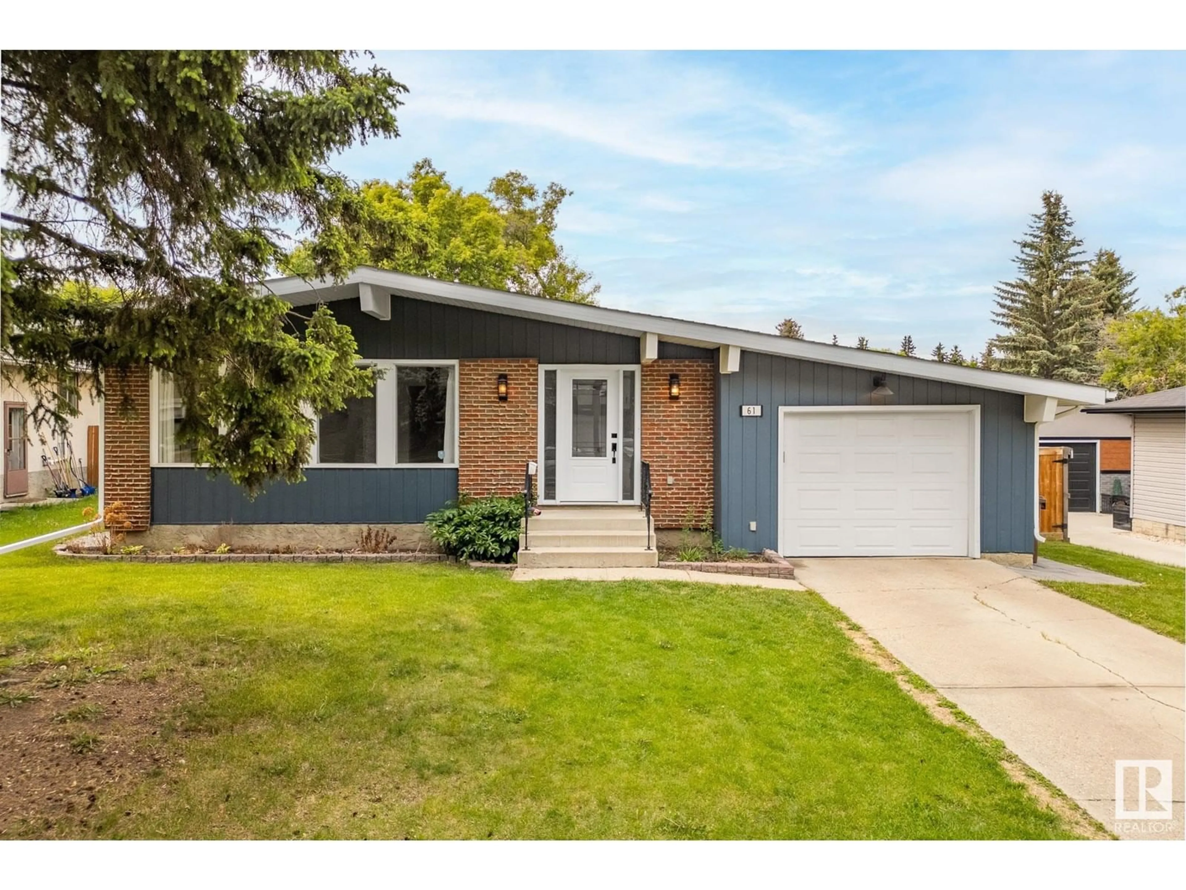 Home with vinyl exterior material, street for 61 BEAVERBROOK CR, St. Albert Alberta T8N2L4