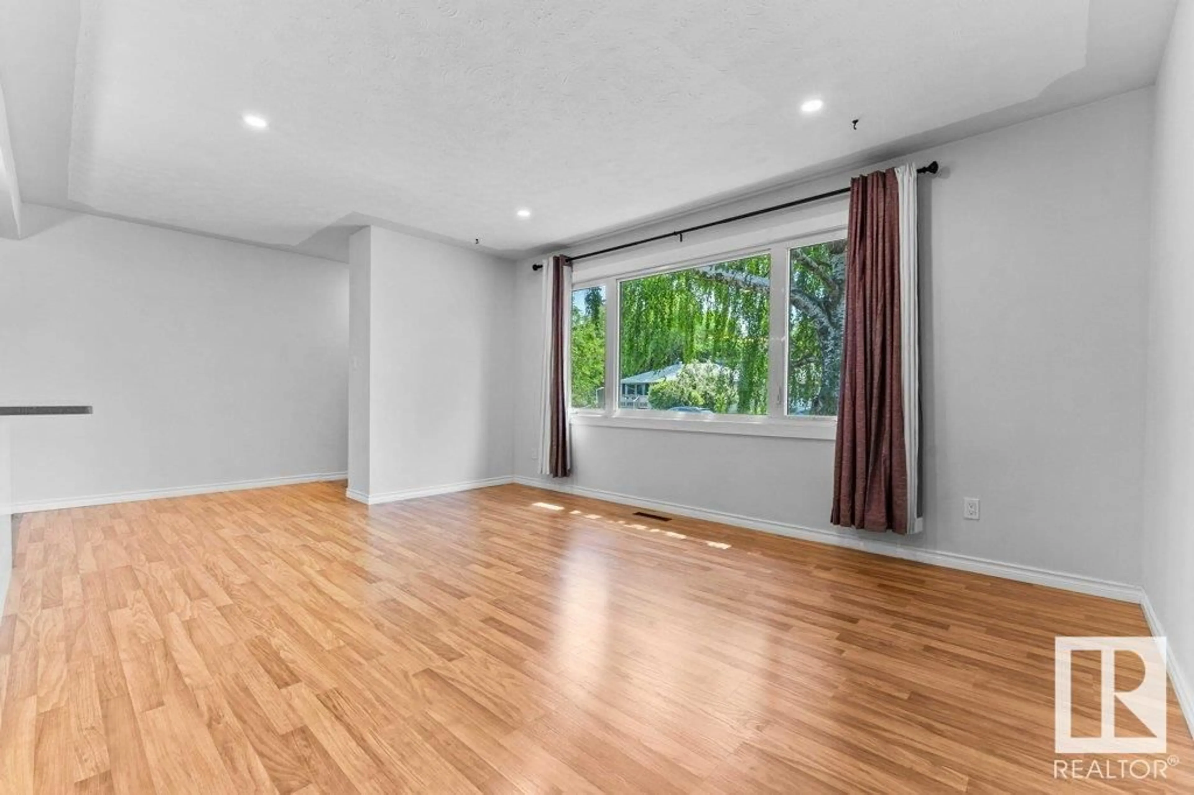 A pic of a room for 12916 136 AV, Edmonton Alberta T5L4B1