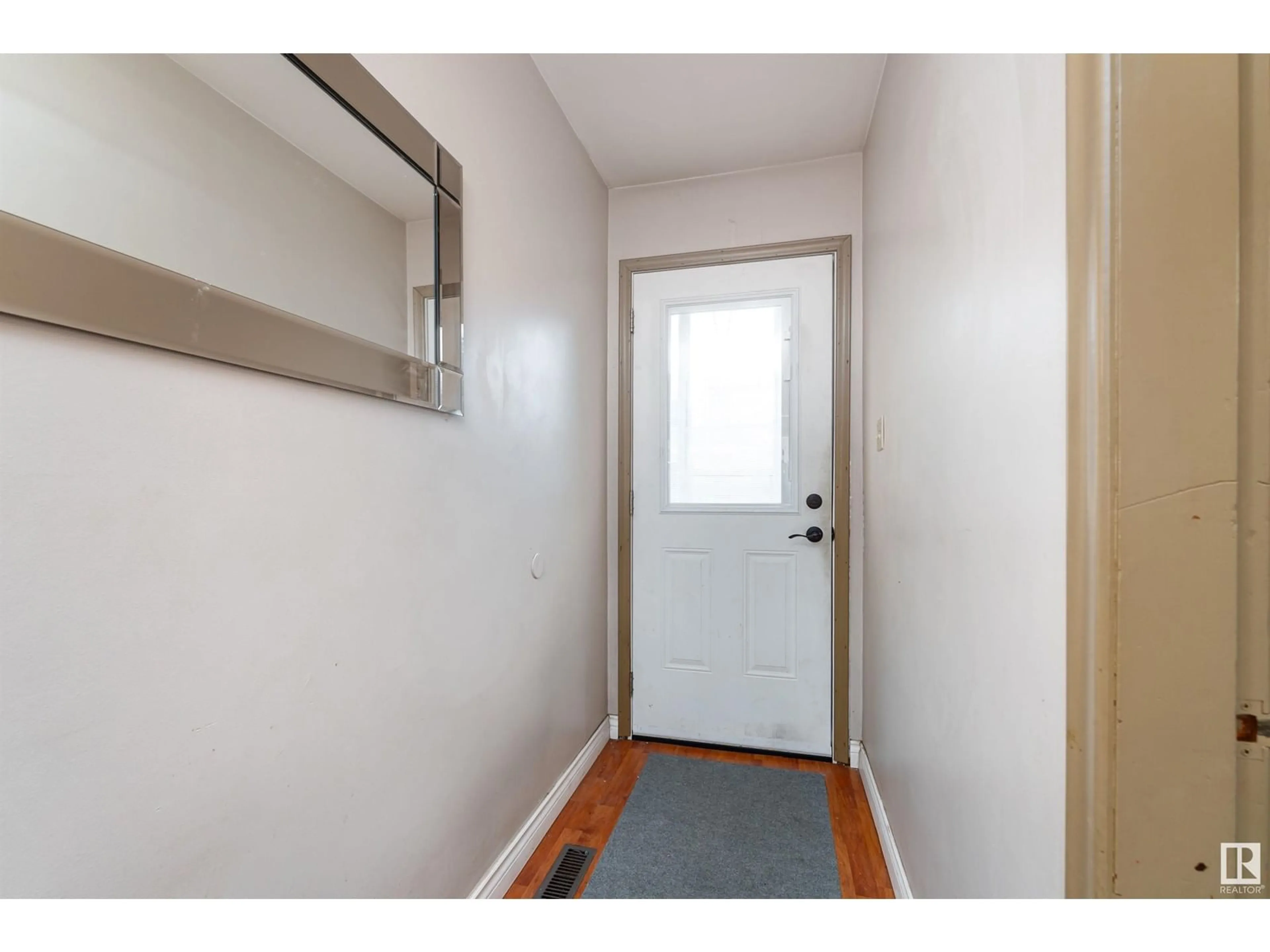 Indoor entryway for 10250 147 ST, Edmonton Alberta T5N3B9
