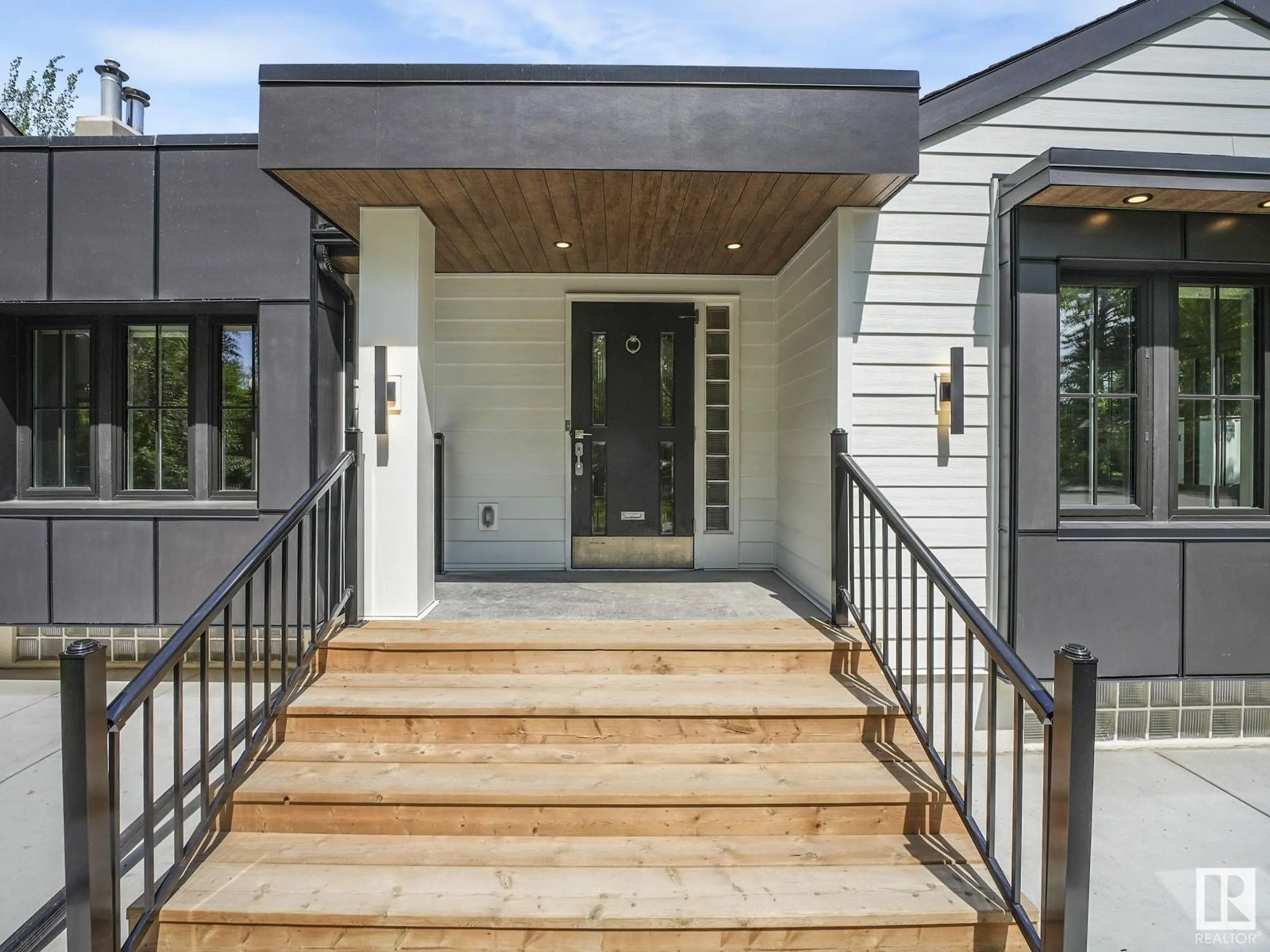 Indoor entryway for 13002 GLENORA CR, Edmonton Alberta T5N0R7