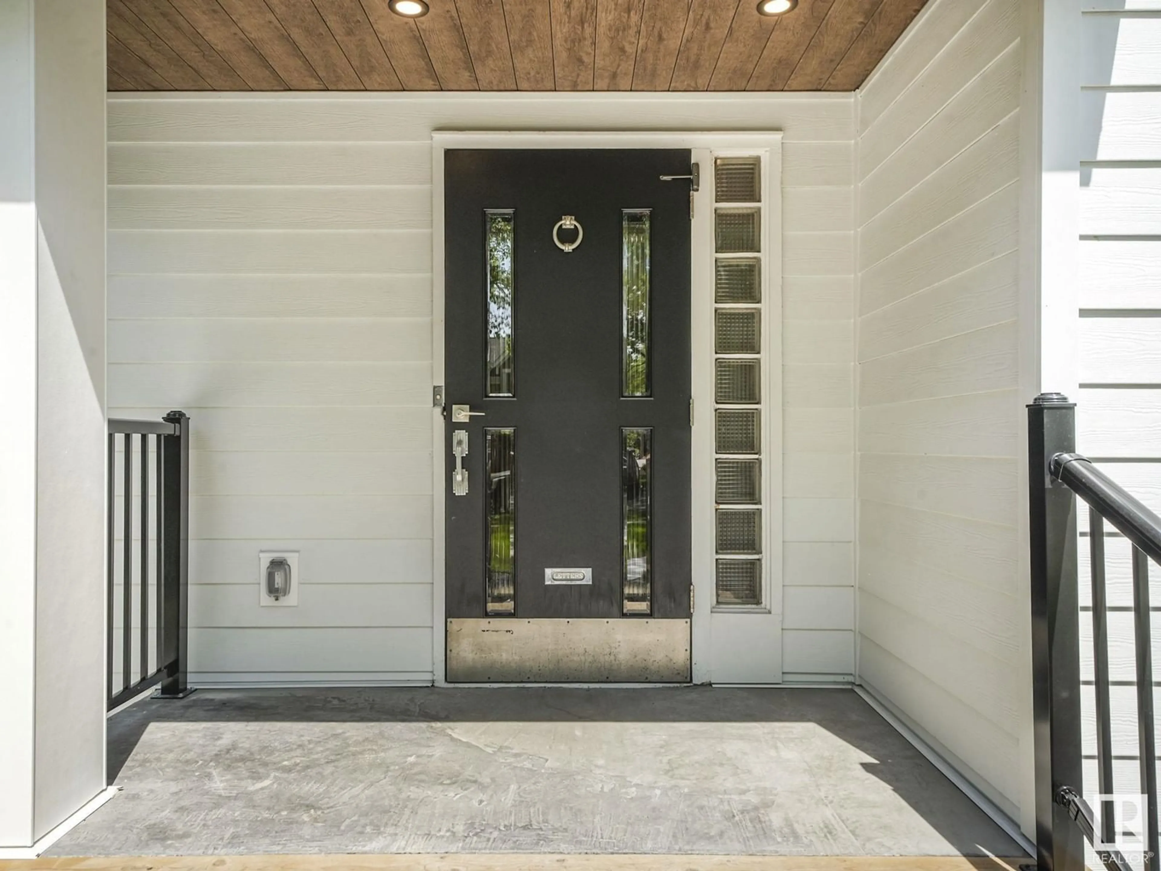 Indoor entryway for 13002 GLENORA CR, Edmonton Alberta T5N0R7