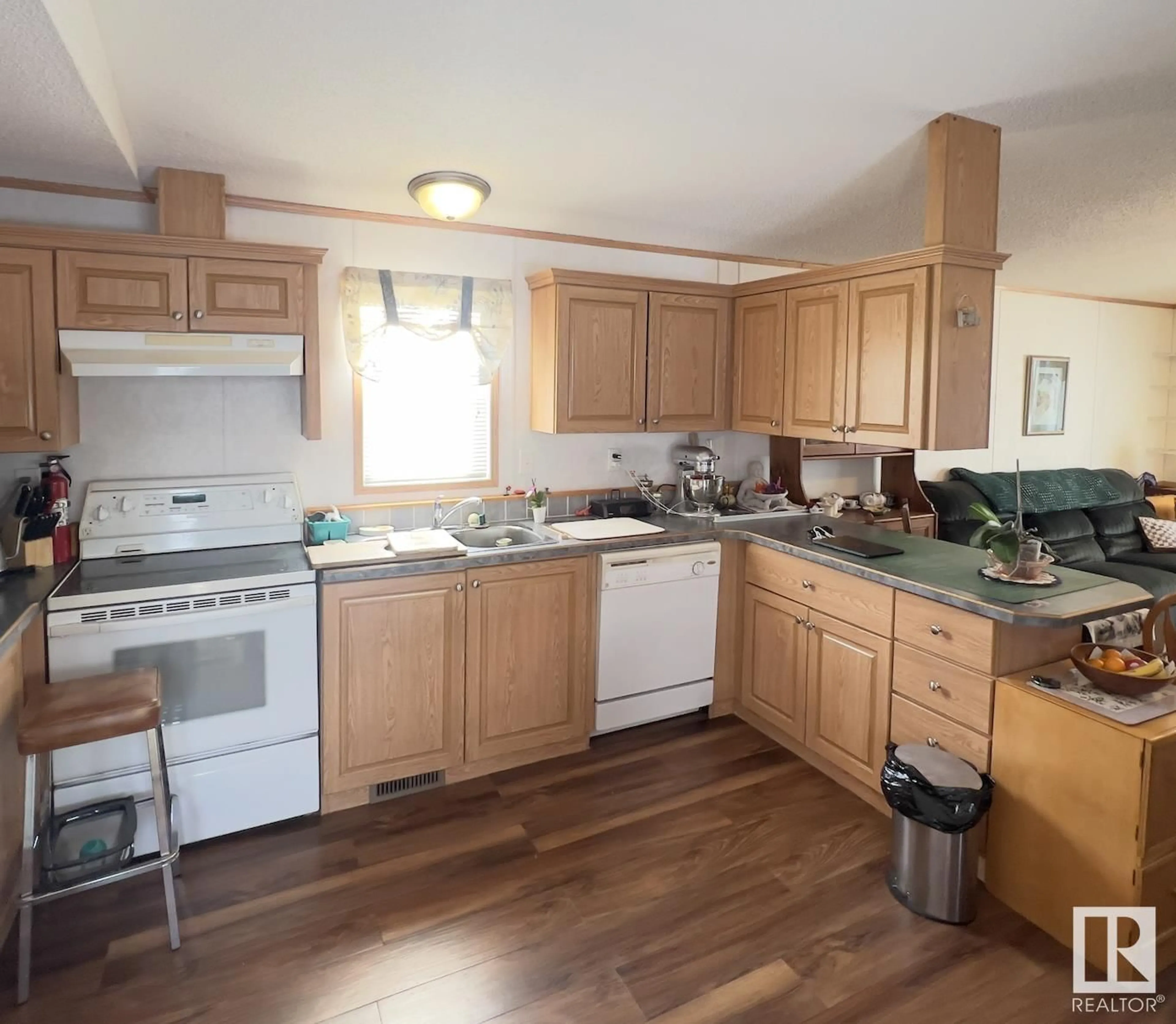 Standard kitchen, wood/laminate floor for 34 WILLOW PARK ESTATES, Leduc Alberta T9E5R1