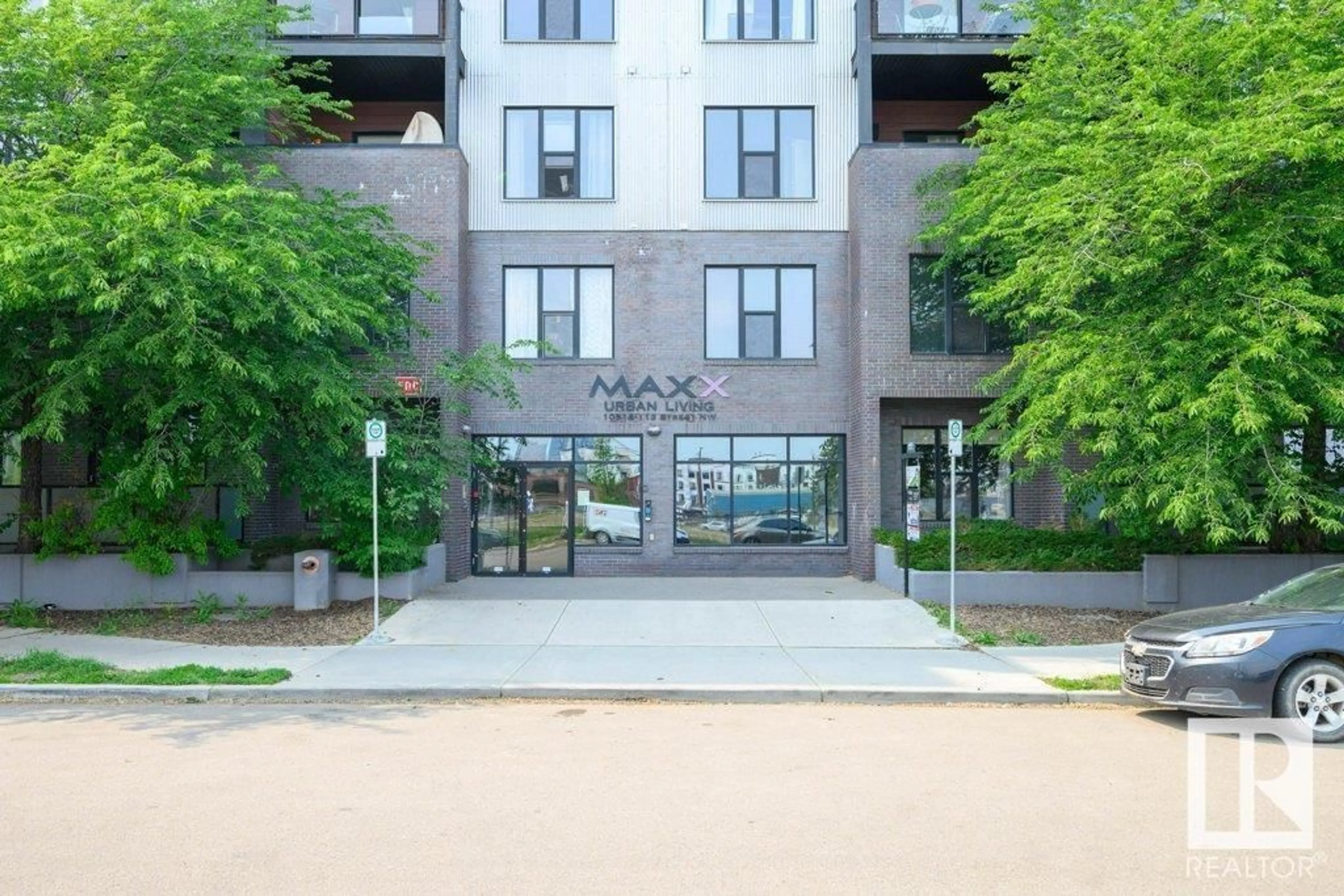 Patio, building for 412 10518 113 ST NW, Edmonton Alberta T5H0C6