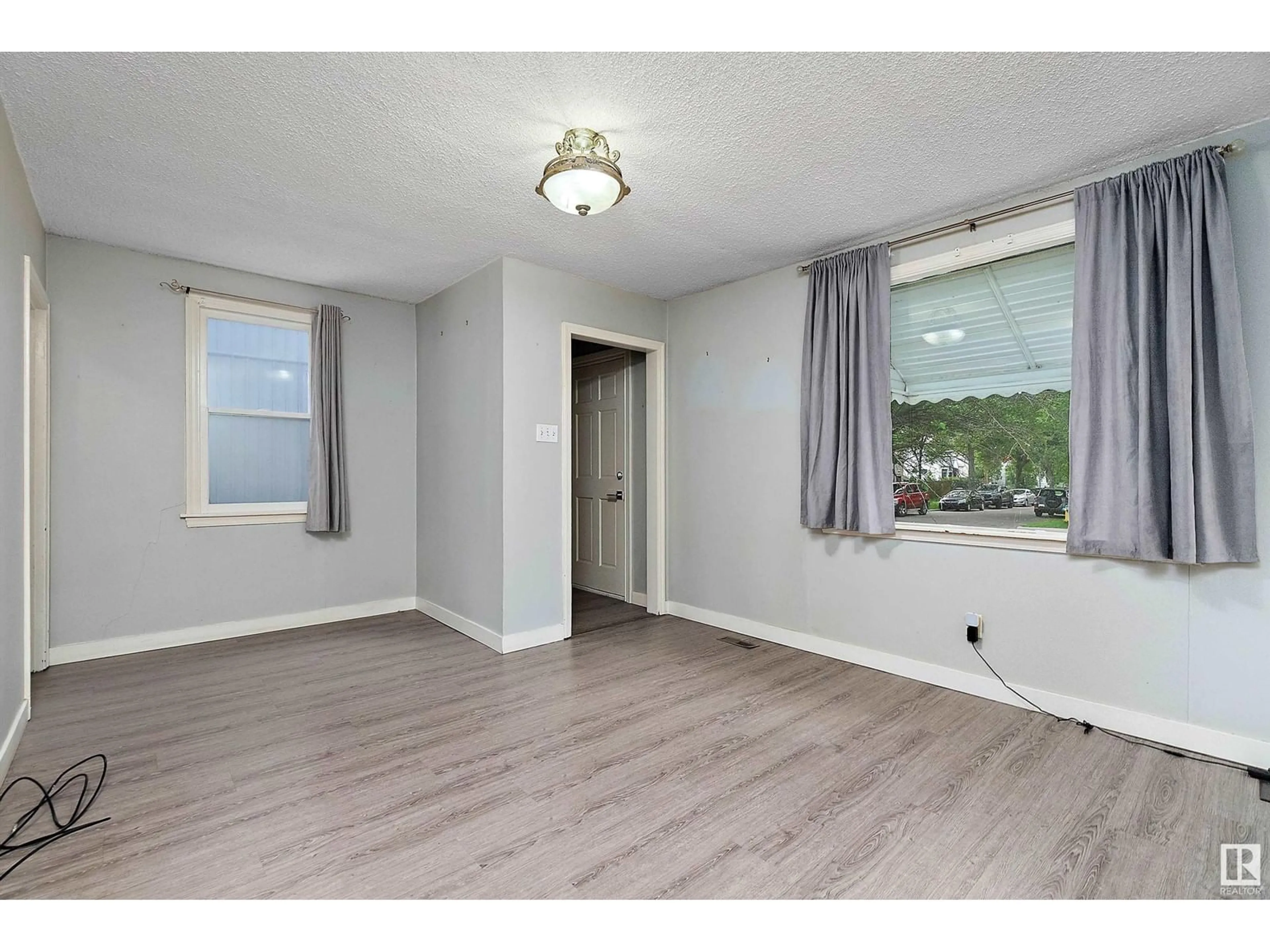 A pic of a room for 6907 106 ST, Edmonton Alberta T6H2W1
