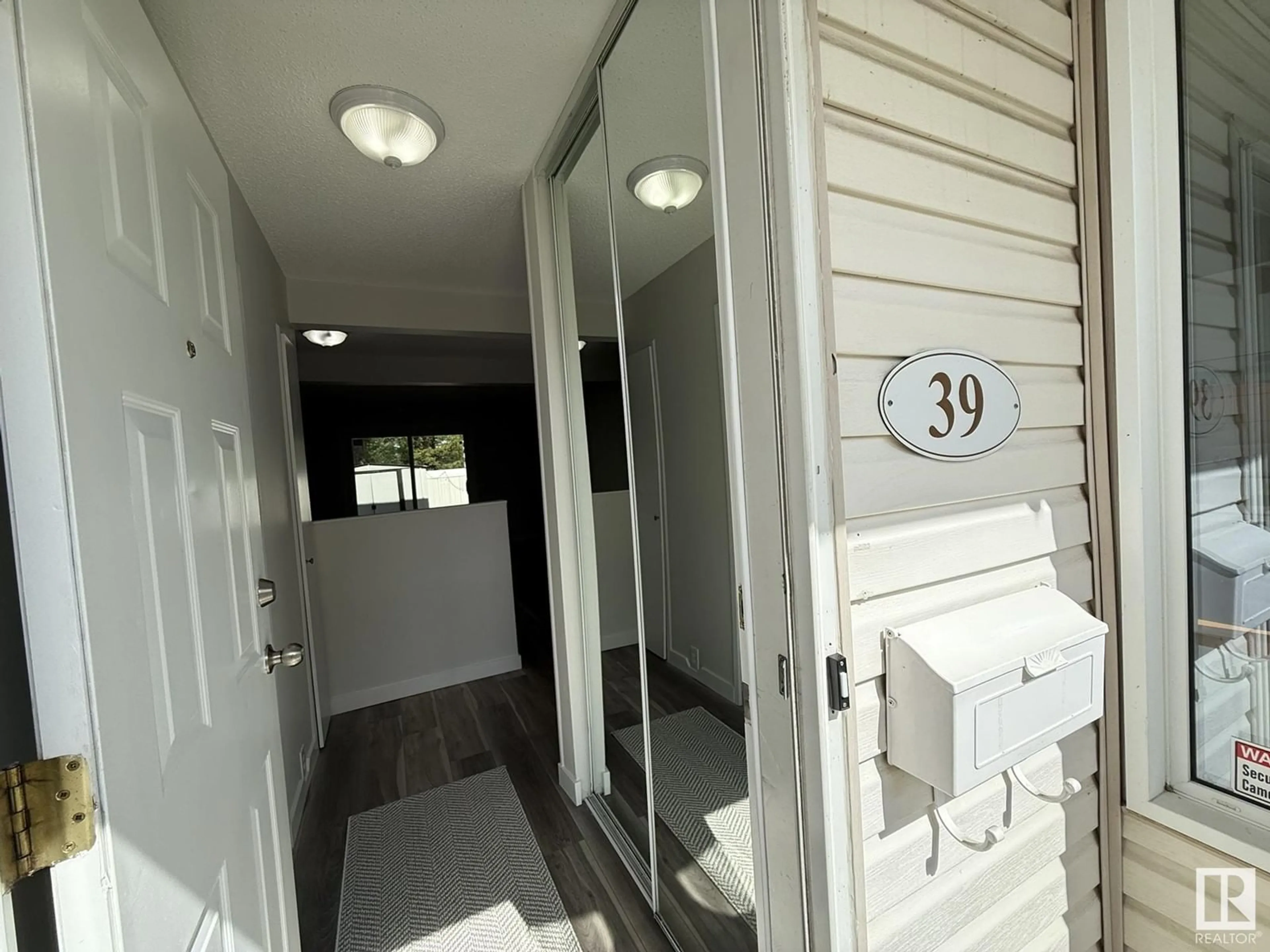 Indoor entryway for #39 - 2024 57 ST, Edmonton Alberta T6L2Z3