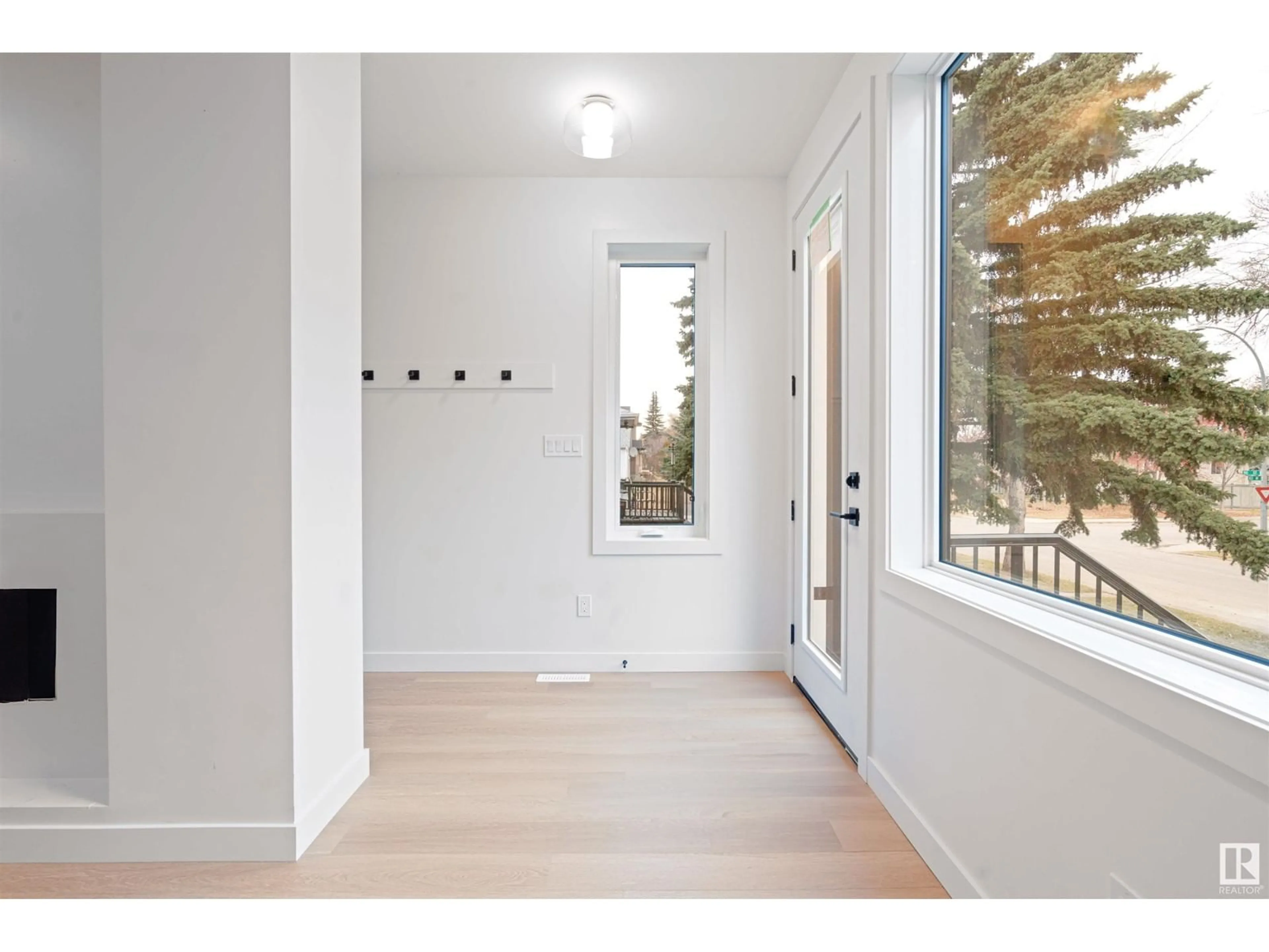 Indoor entryway for 10244 80 ST, Edmonton Alberta T6A3J2