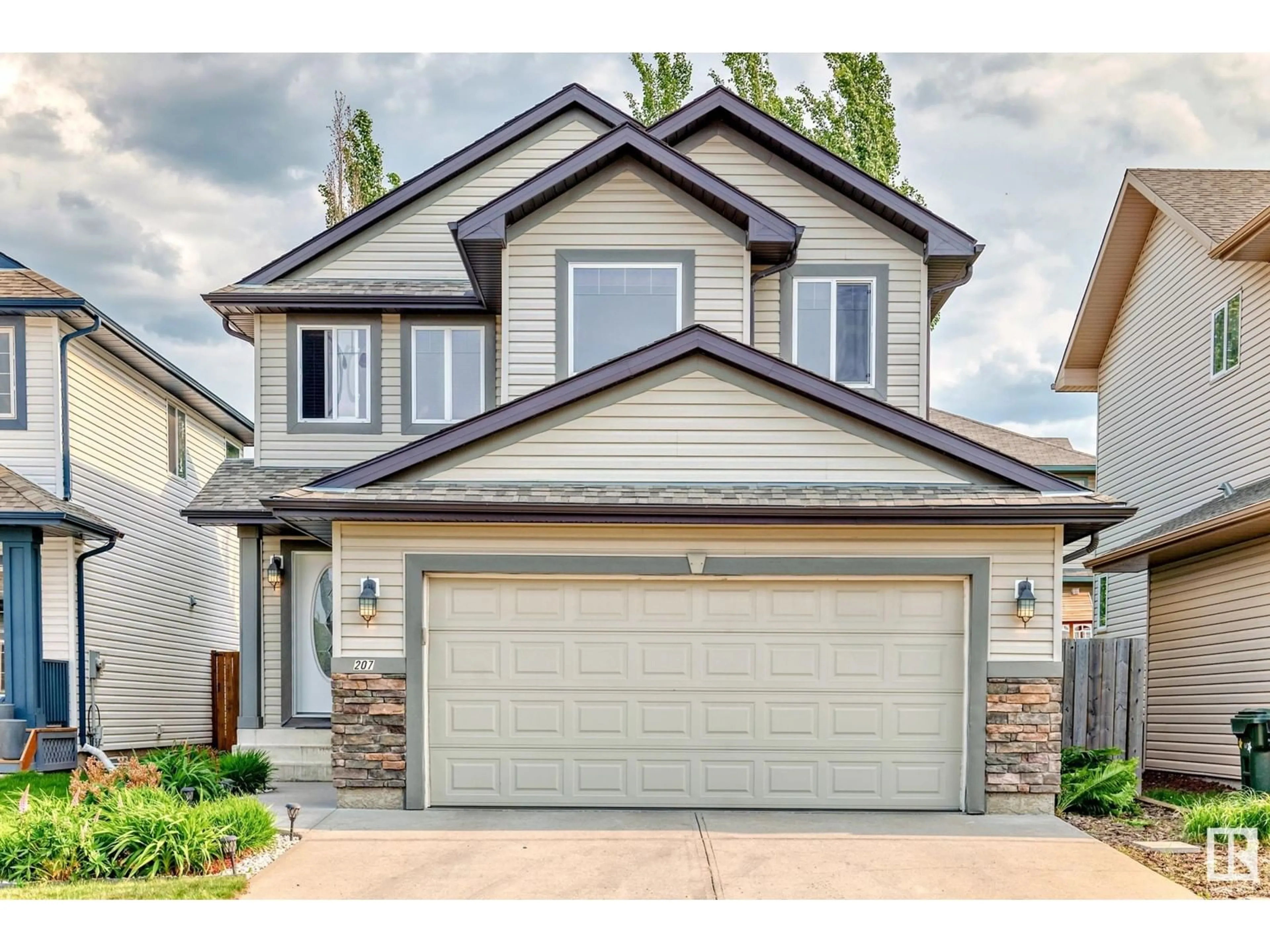 Home with vinyl exterior material, street for 207 SUNCREST RD, Sherwood Park Alberta T8H0B4