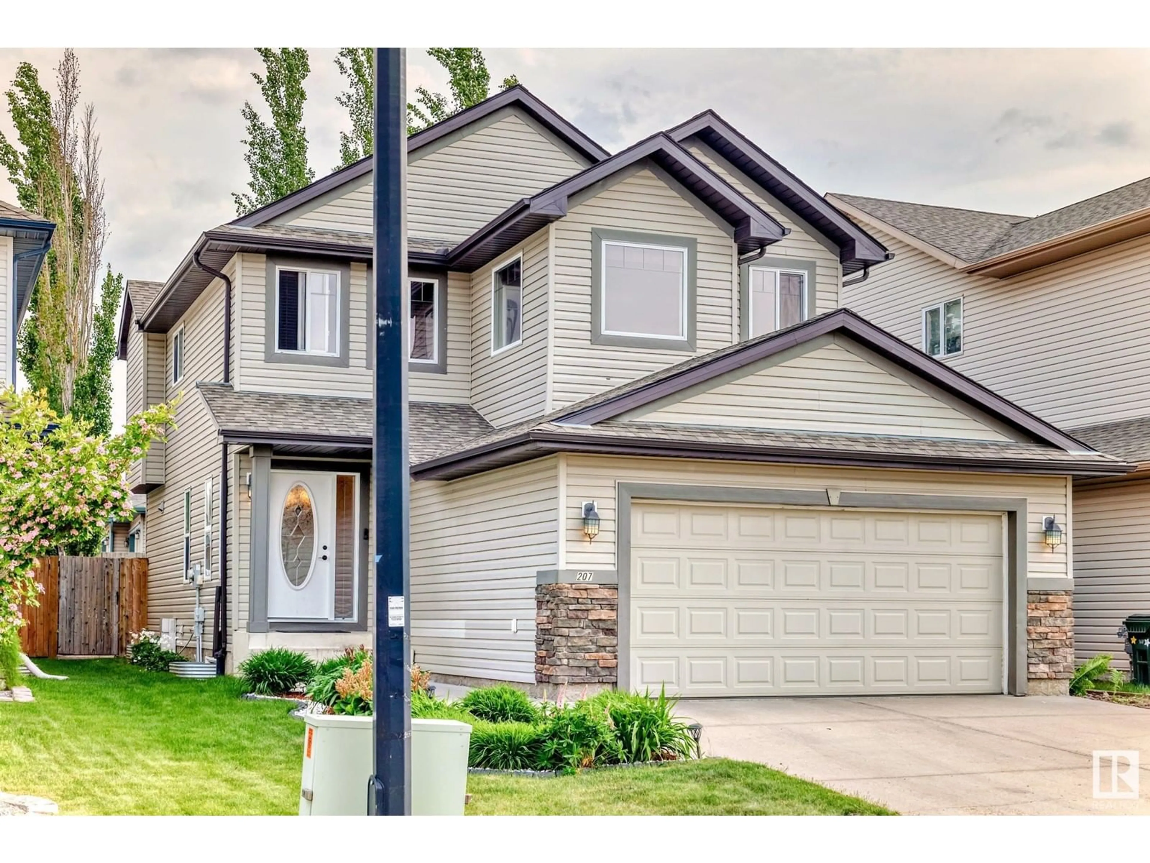 Home with vinyl exterior material, street for 207 SUNCREST RD, Sherwood Park Alberta T8H0B4