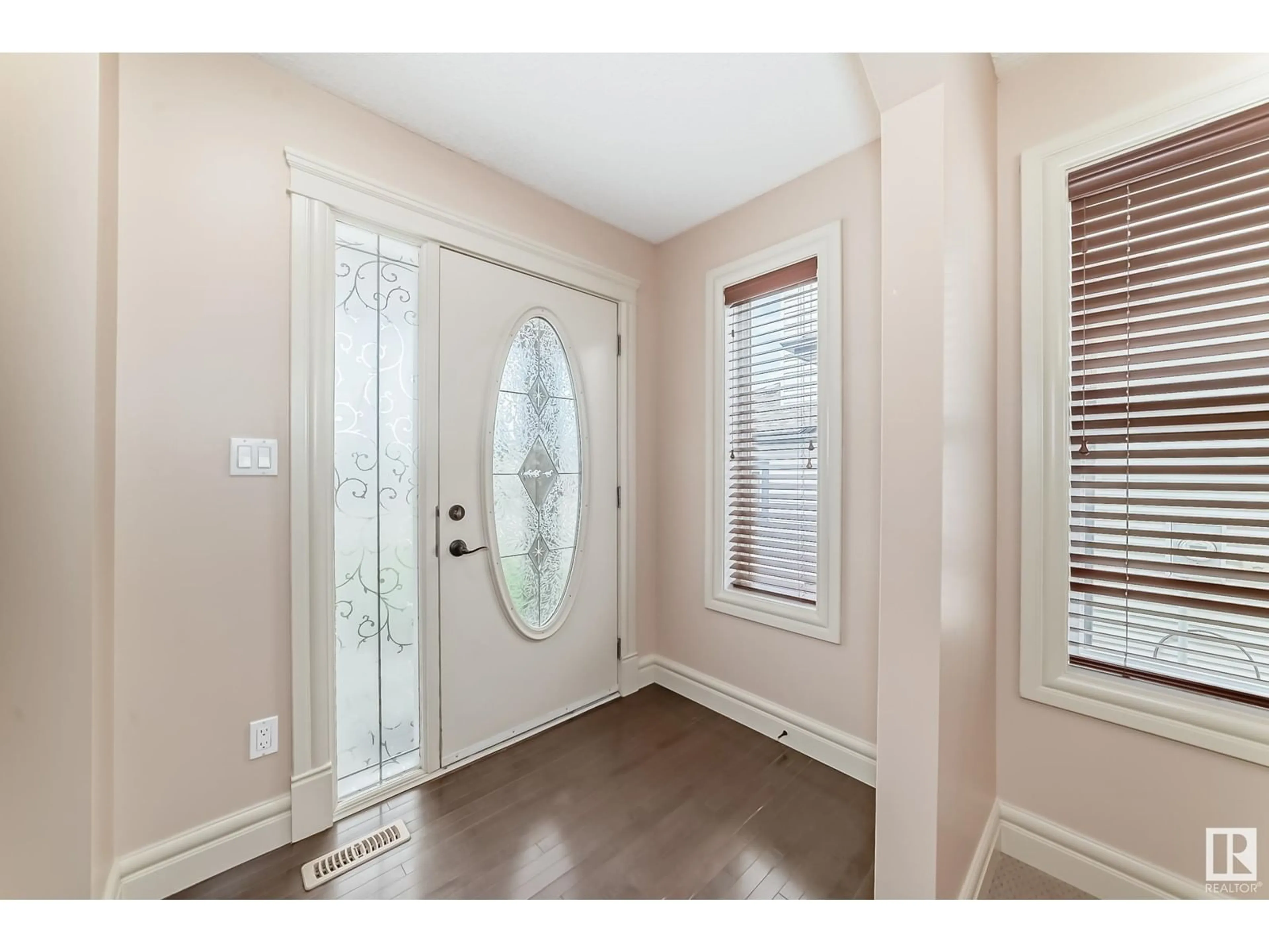 Indoor entryway for 207 SUNCREST RD, Sherwood Park Alberta T8H0B4