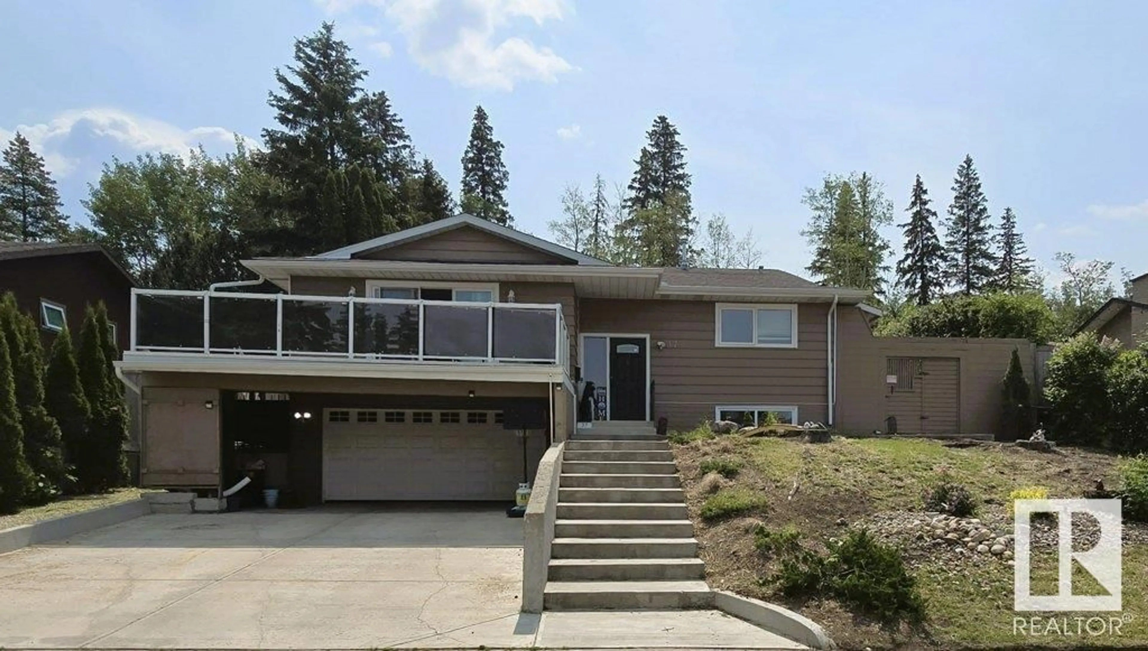 Home with vinyl exterior material, street for 37 MANCHESTER DR, Sherwood Park Alberta T8A0T3