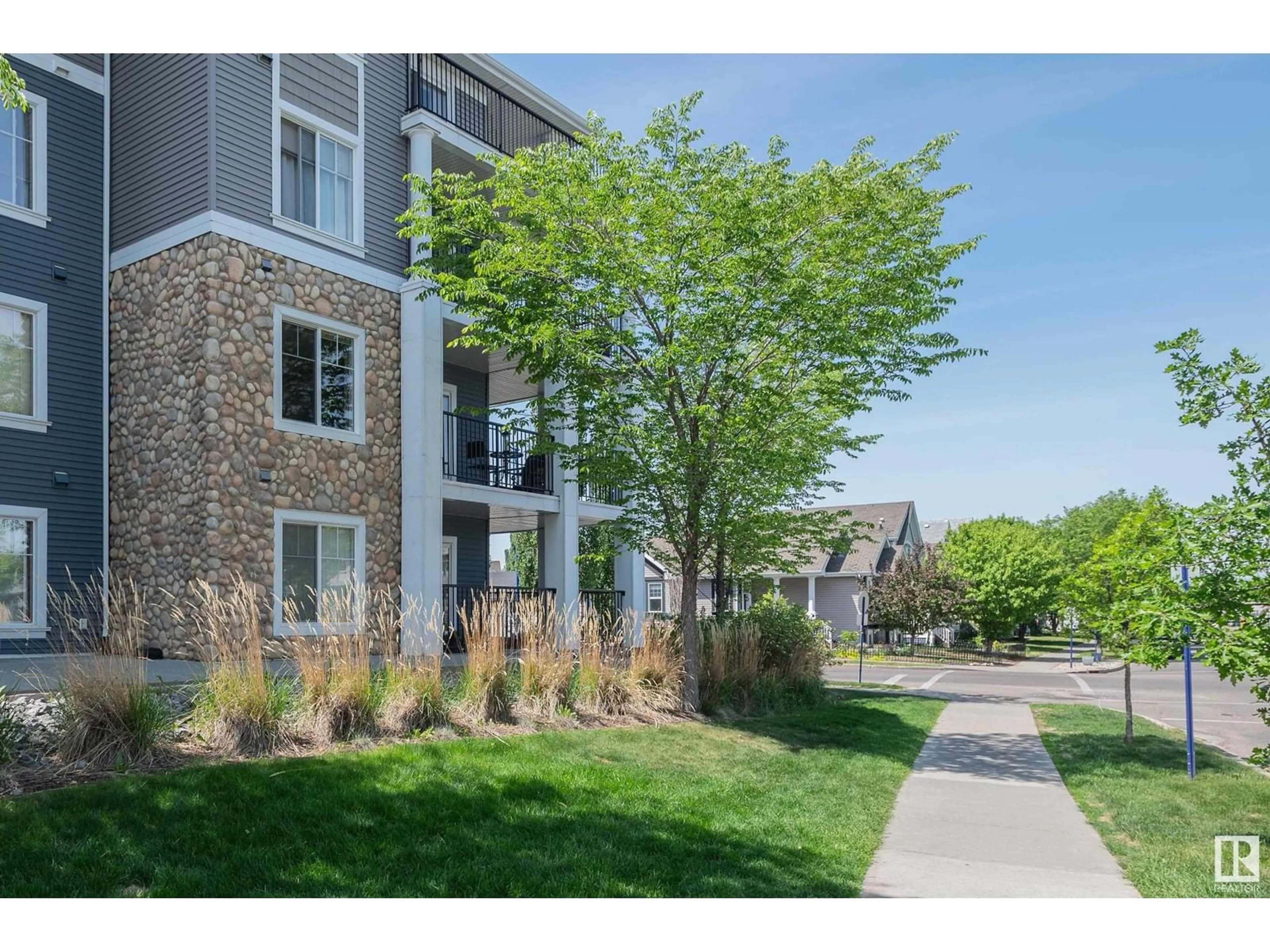 A pic from outside/outdoor area/front of a property/back of a property/a pic from drone, street for 6084 - 225 STANTON DR, Edmonton Alberta T6X0Z4