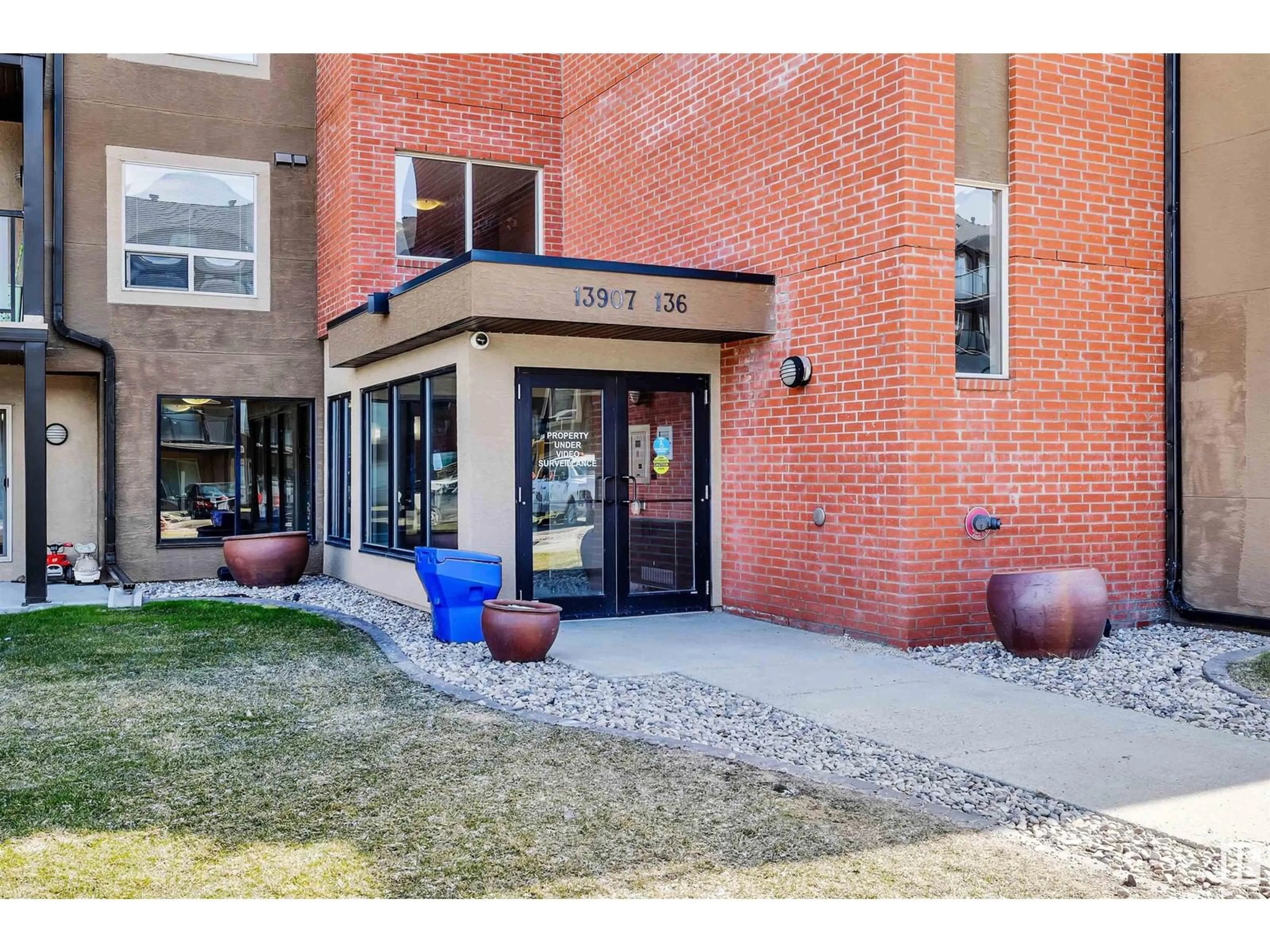 Indoor foyer for #302 - 13907 136 ST, Edmonton Alberta T6V1Y5